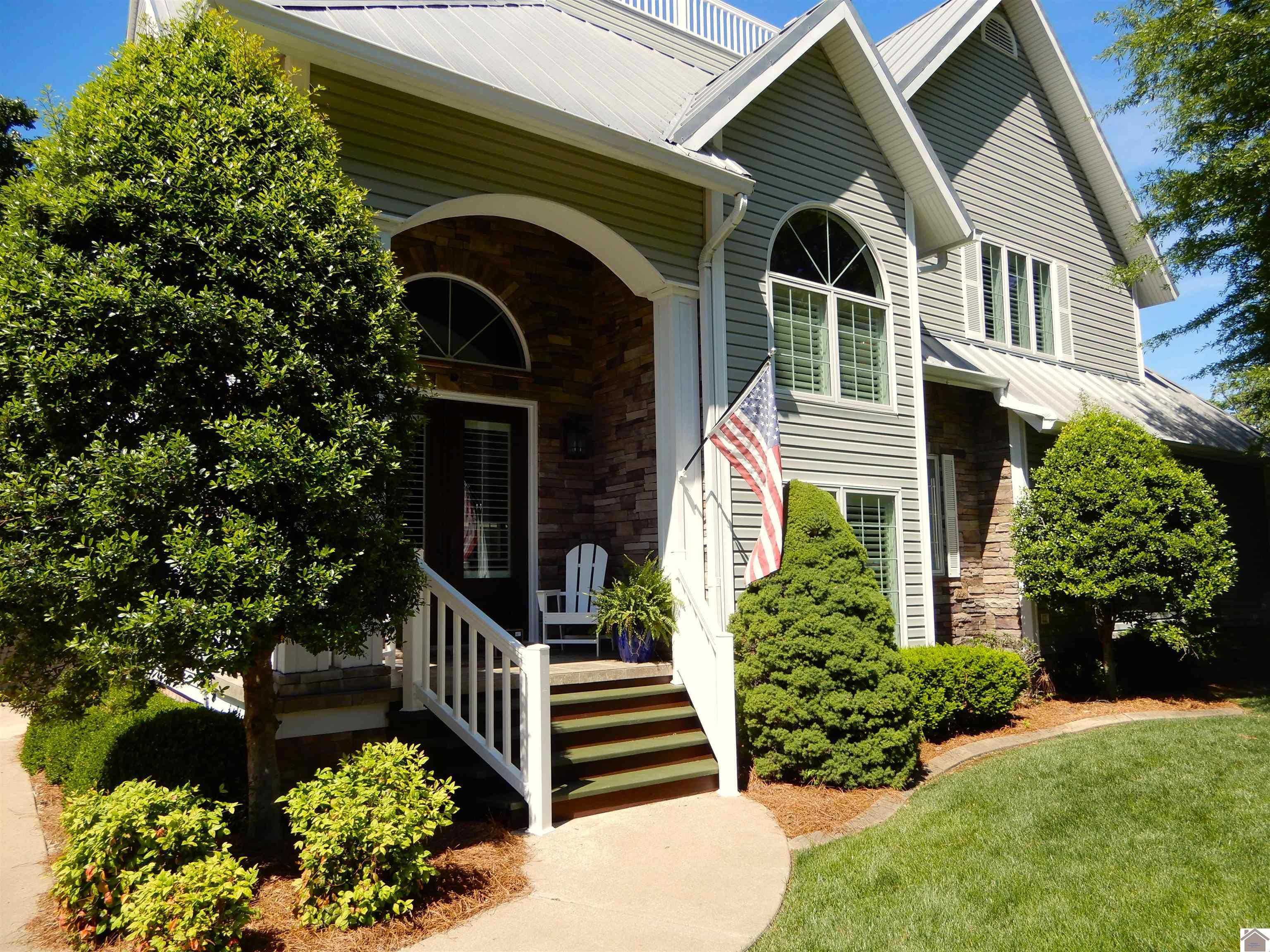 Image 2: BEAUTIFUL LANDSCAPING!