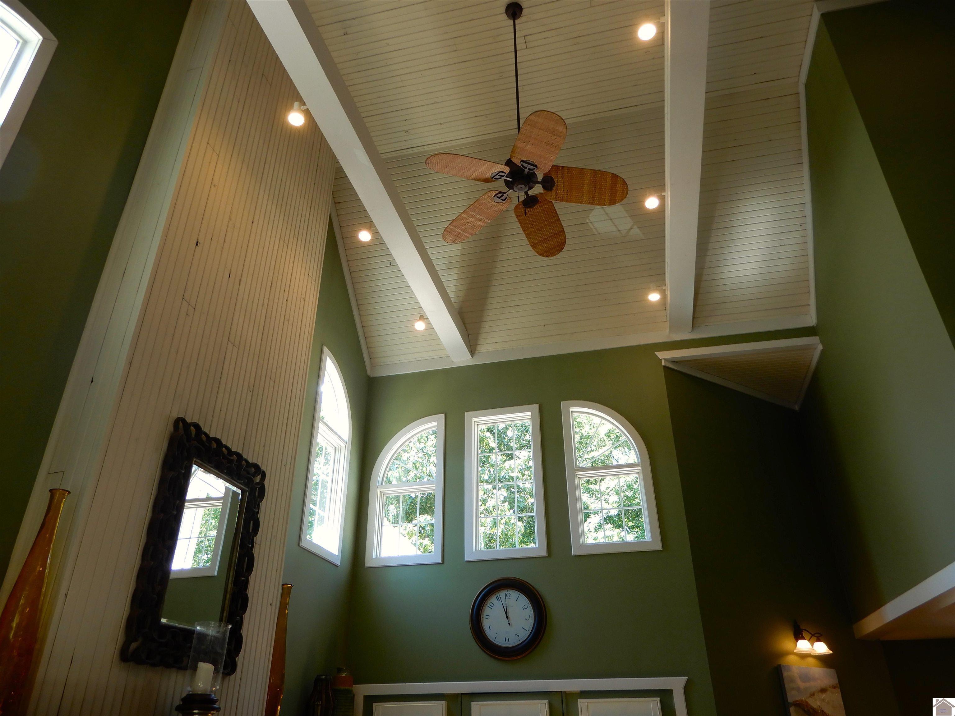 Image 4: AMAZING VAULTED CEILING WITH BEAMS !