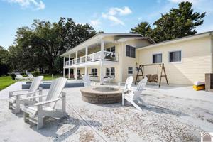 240 Captain Ln