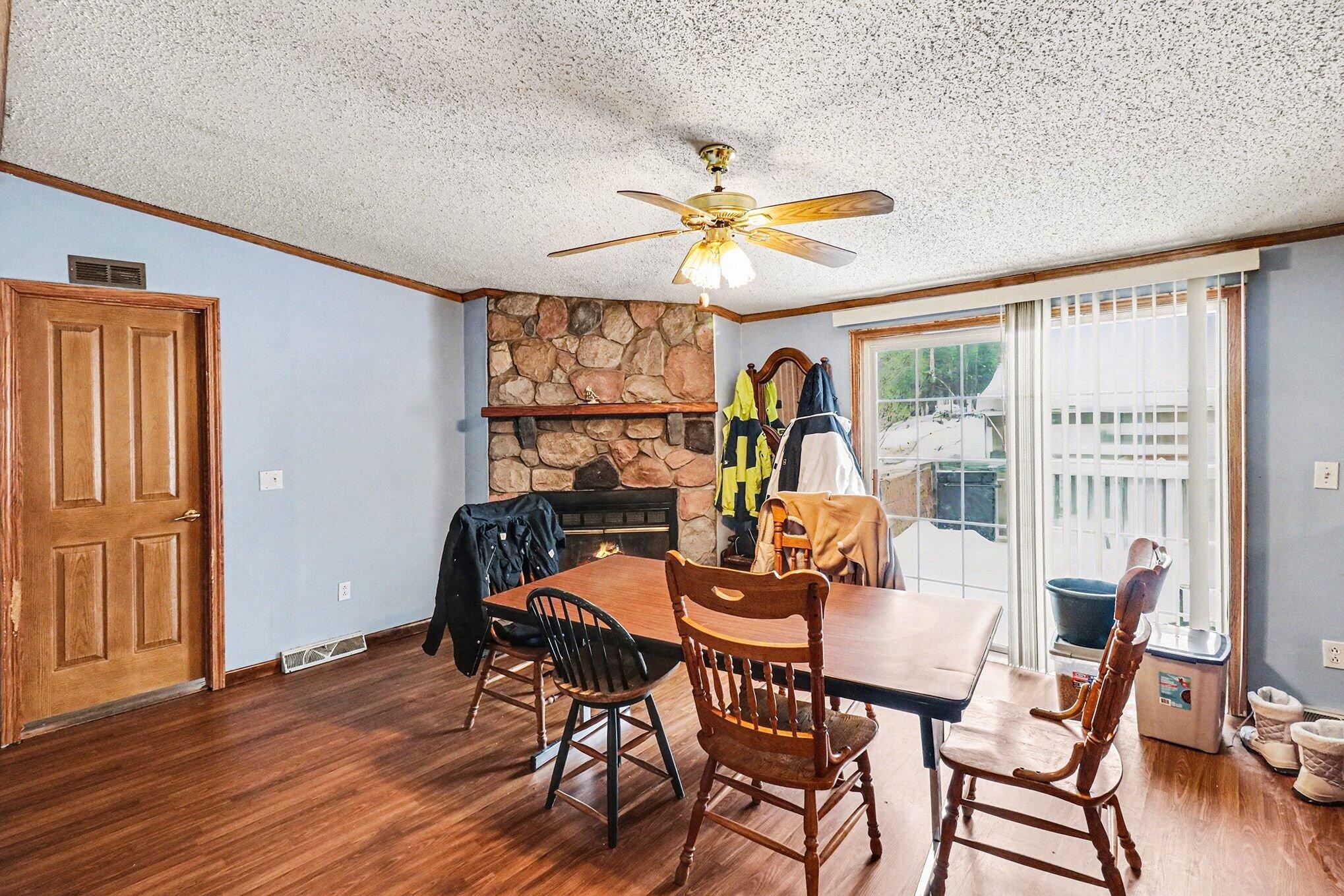 Image 4: Family Room/Dining Room