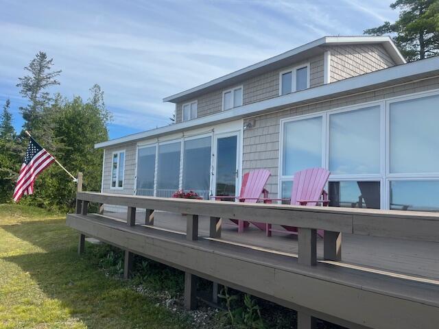 Image 2: Deck with Flag