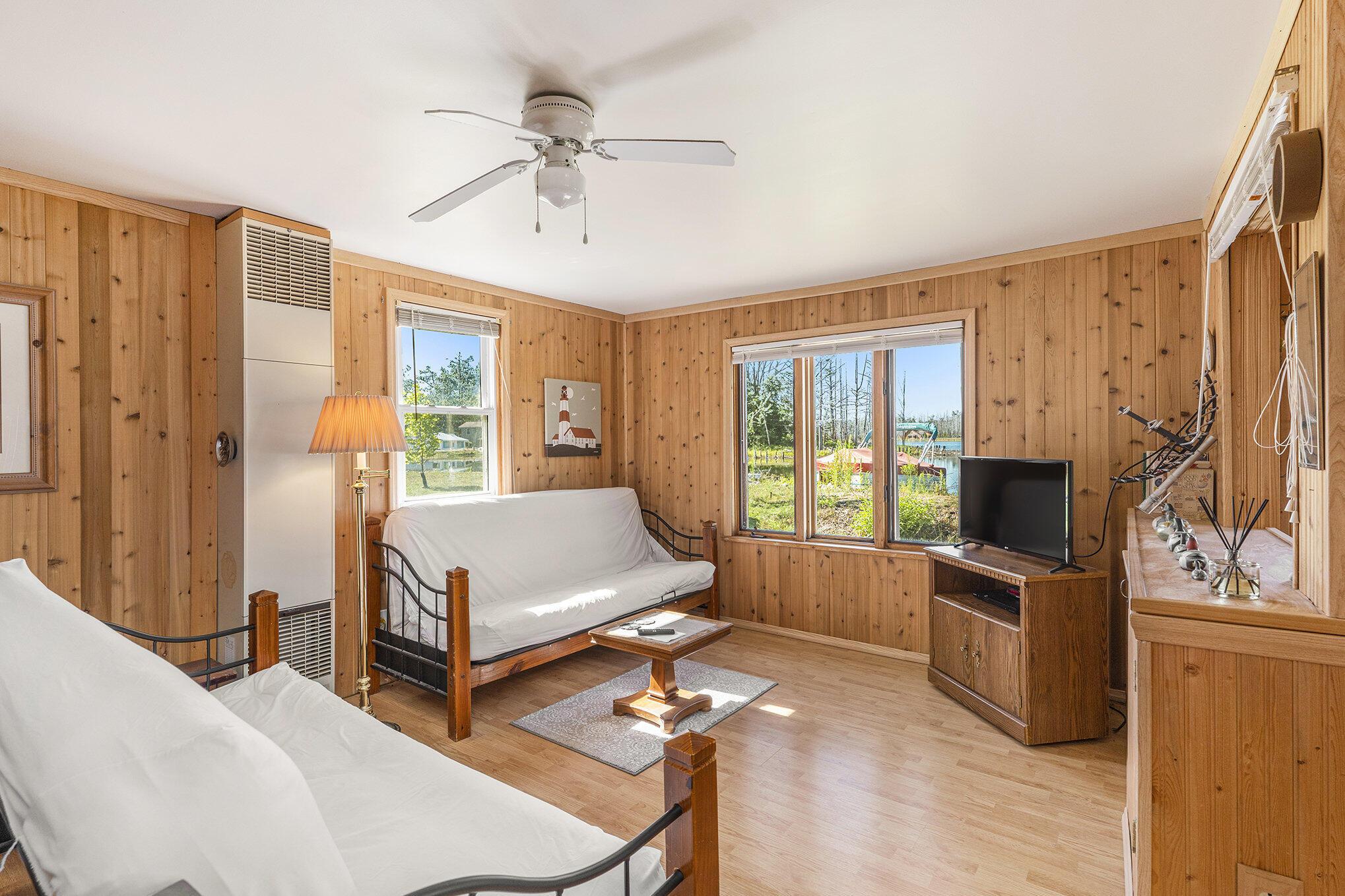 Image 4: Living room