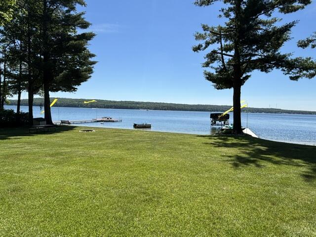 Image 4: 179' Private Lakefront
