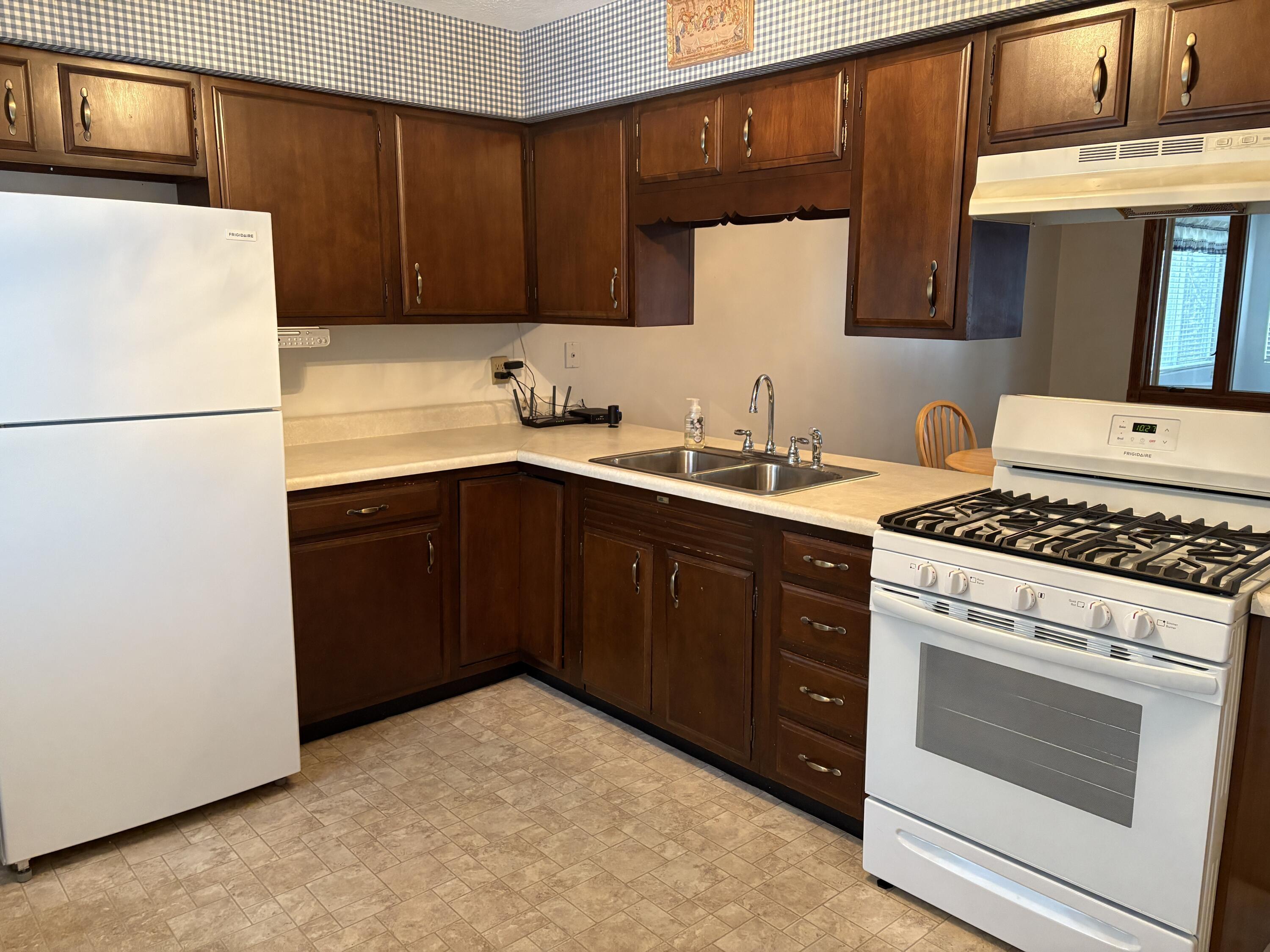 Image 4: Kitchen