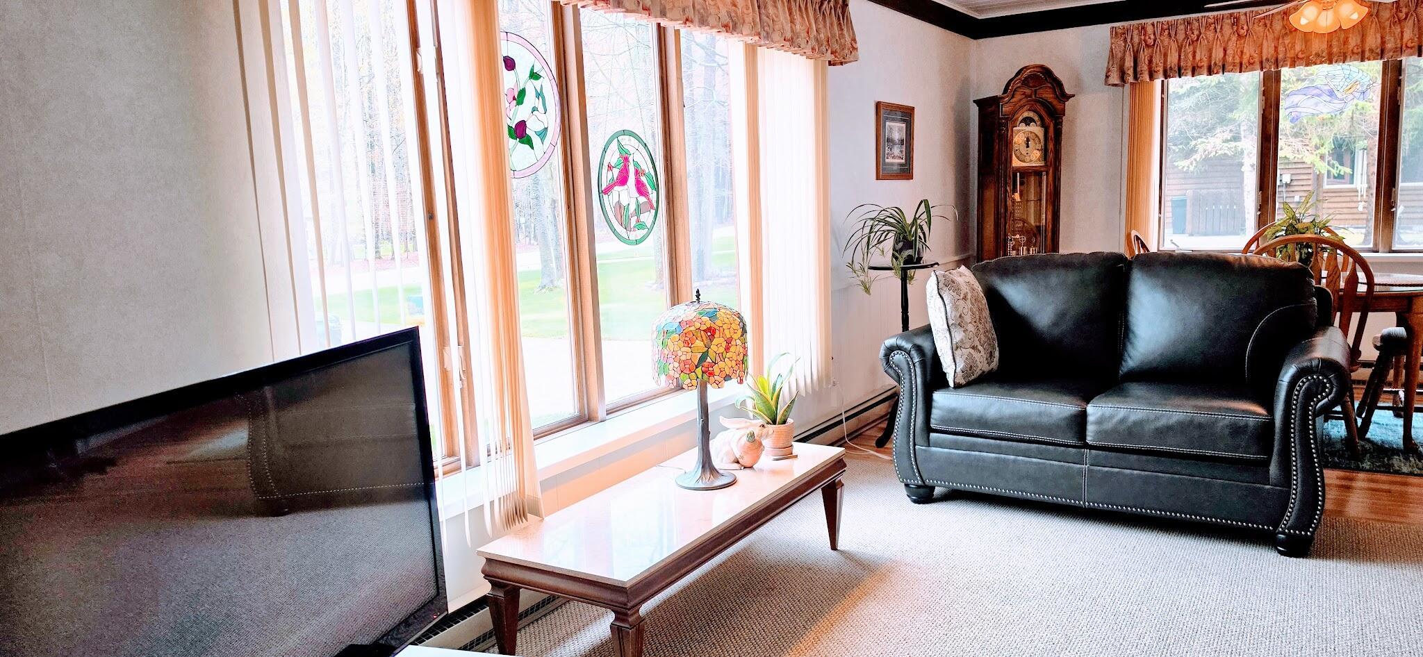 Image 3: Living room