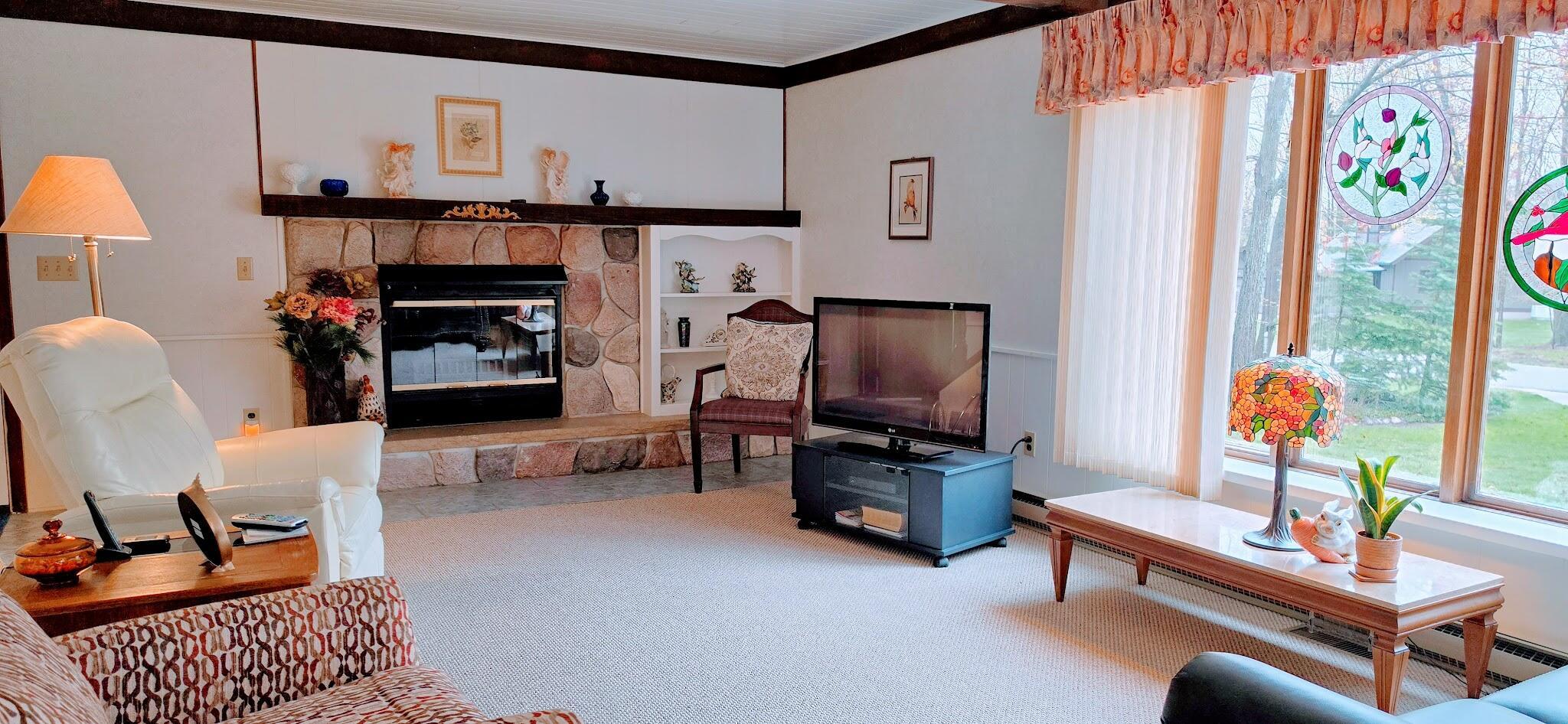 Image 4: Lvg Room