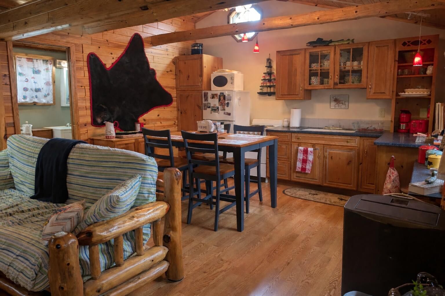 Image 2: Cozy rustic cabin living space