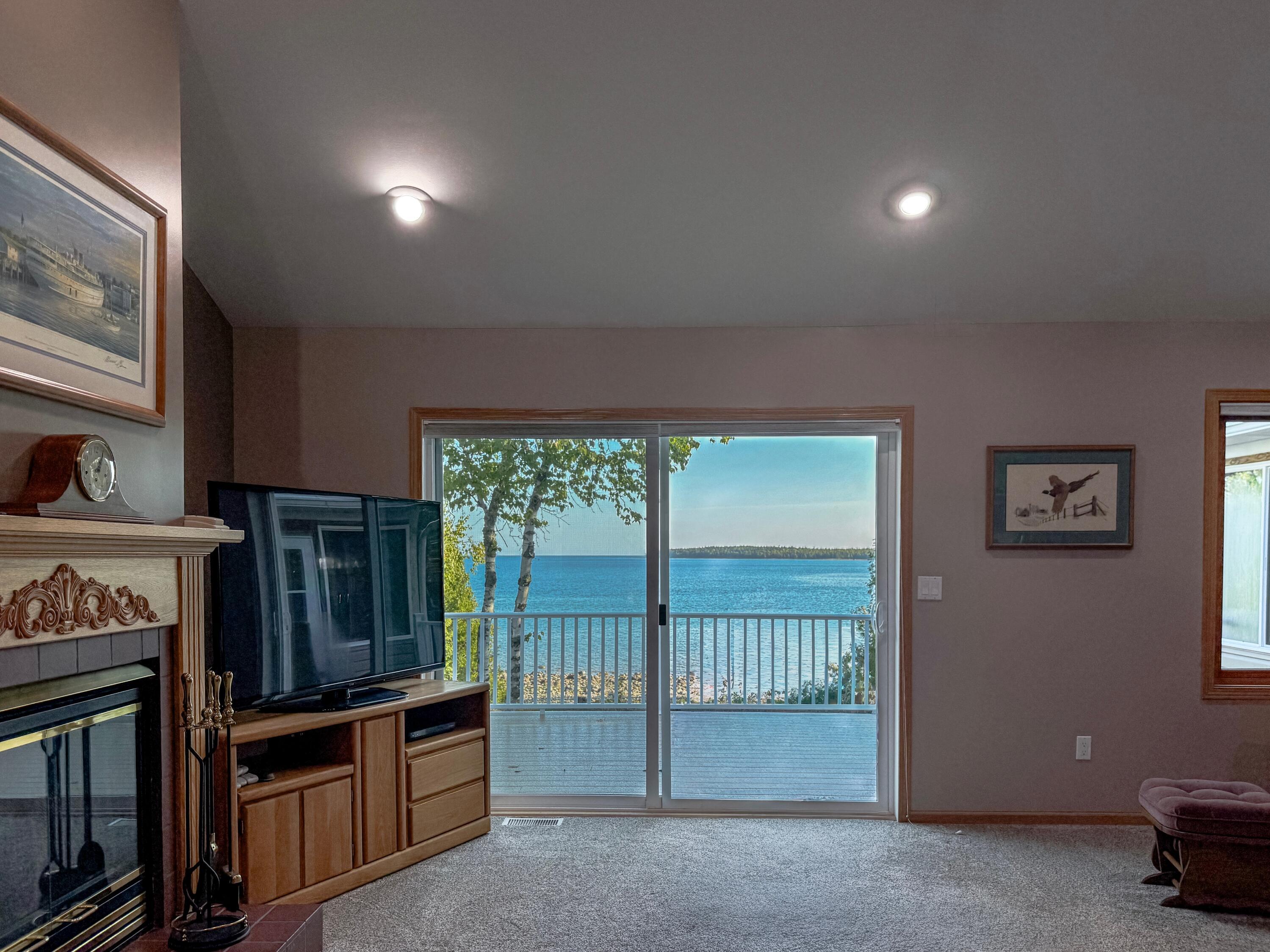 Image 4: Living Room
