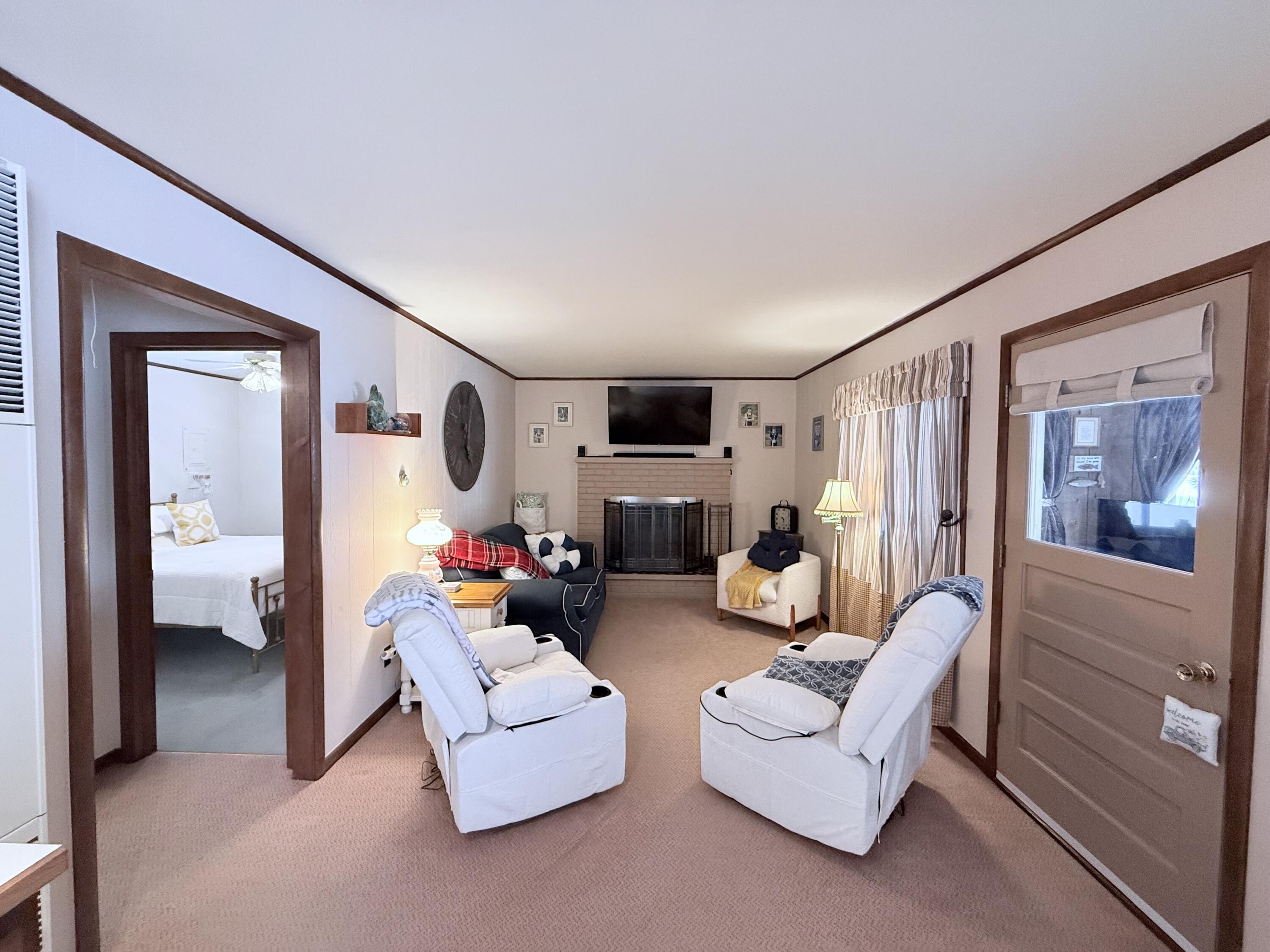 Image 3: Living Room