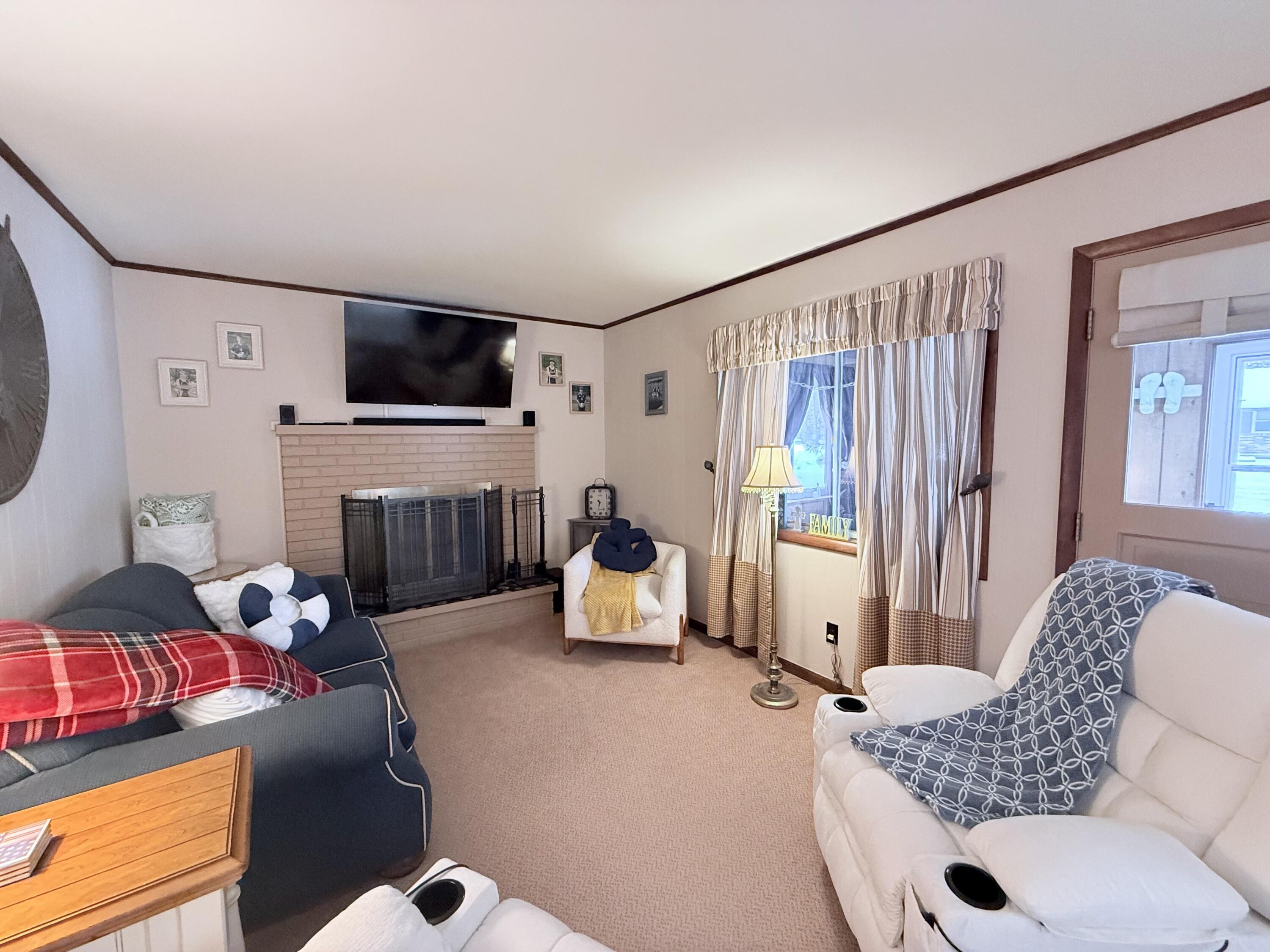 Image 4: Living Room