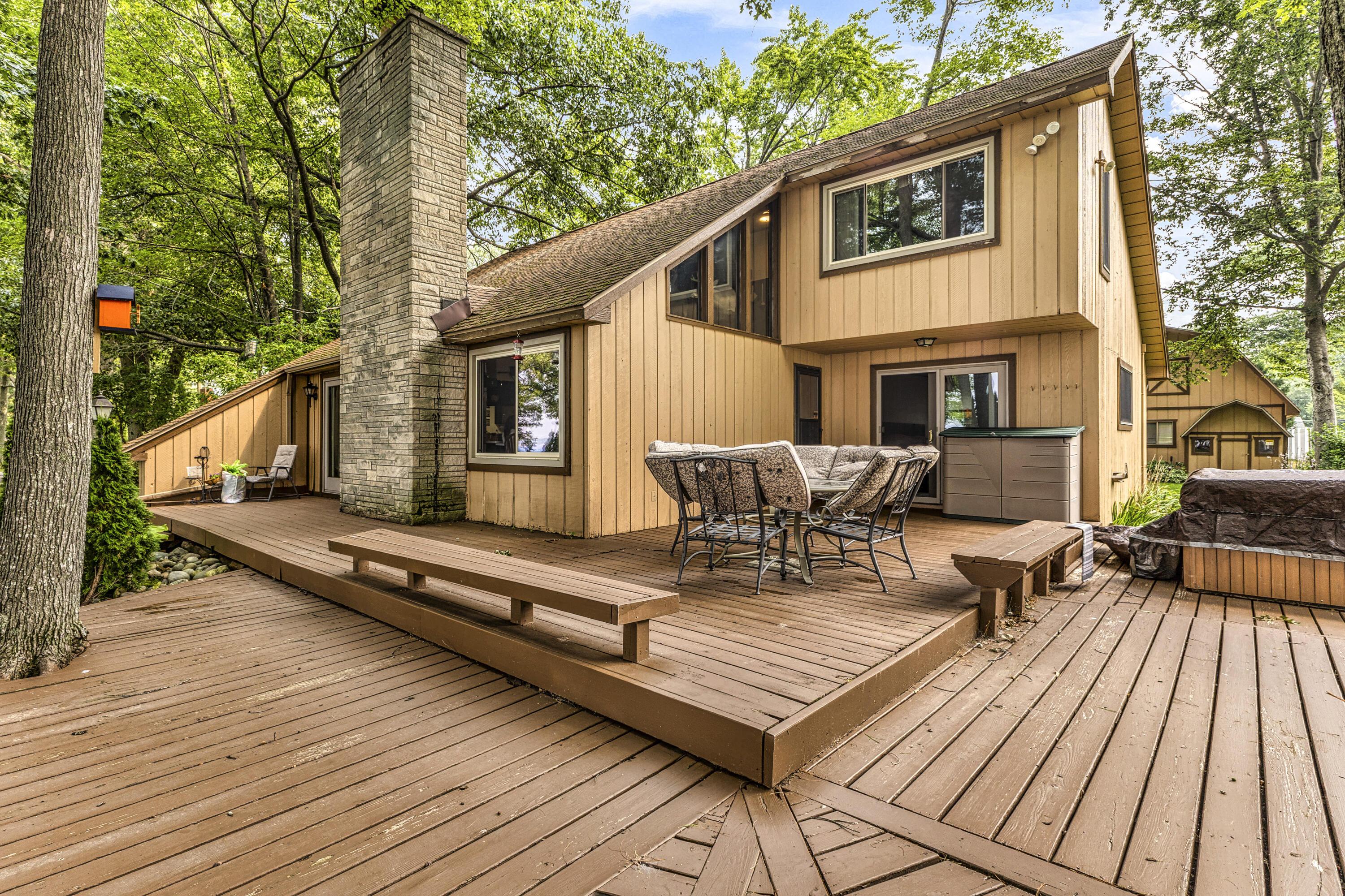 Image 2: Large Deck