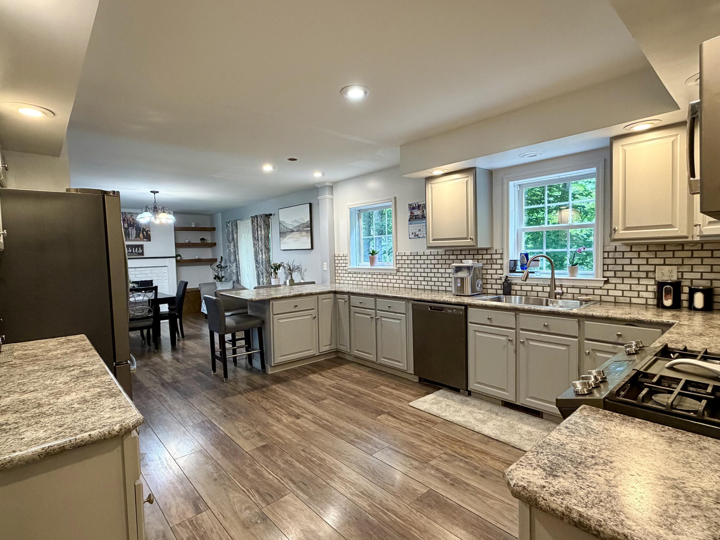 Image 4: Kitchen