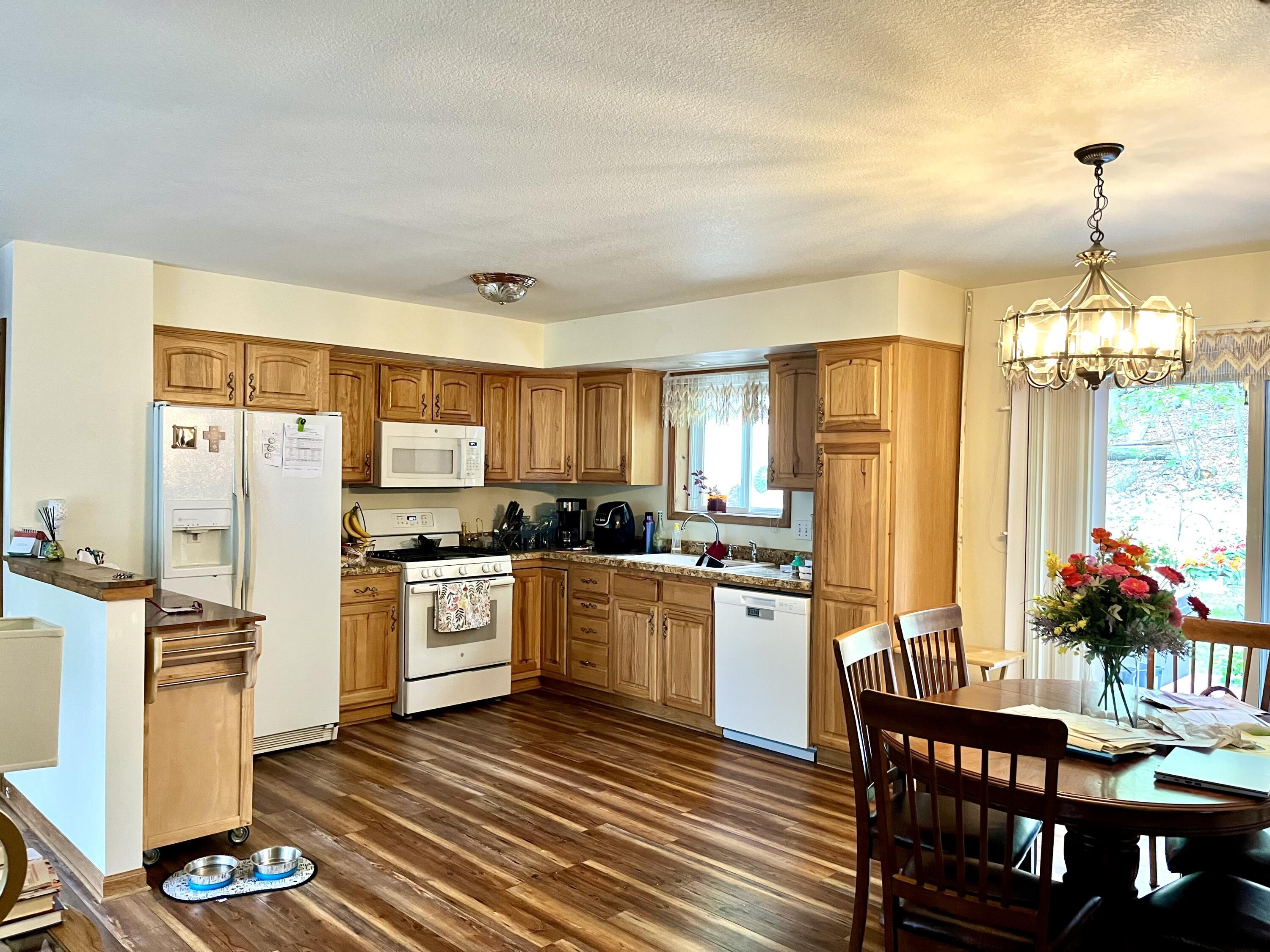 Image 3: Kitchen/Dining