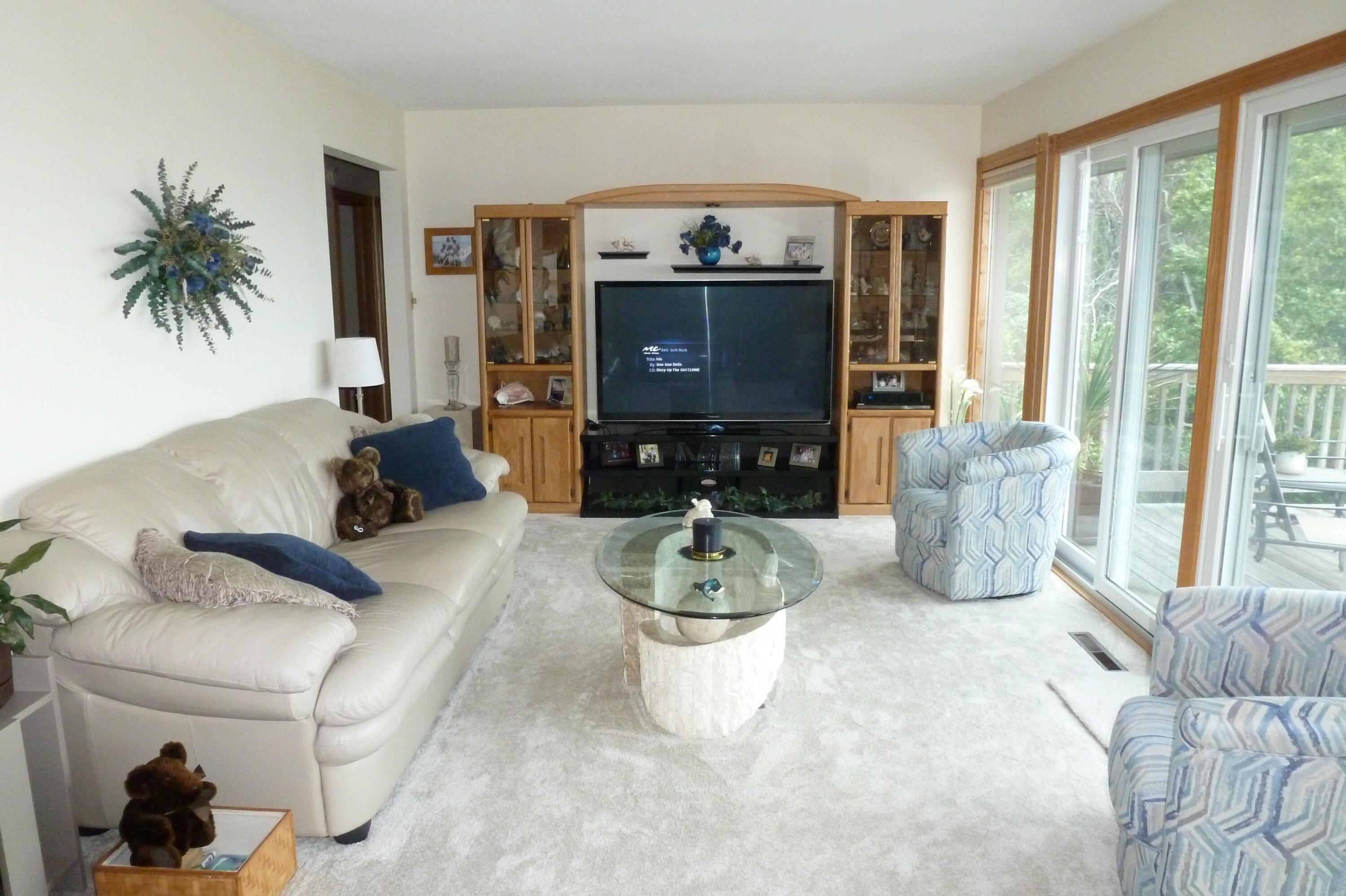 Image 4: Living Room