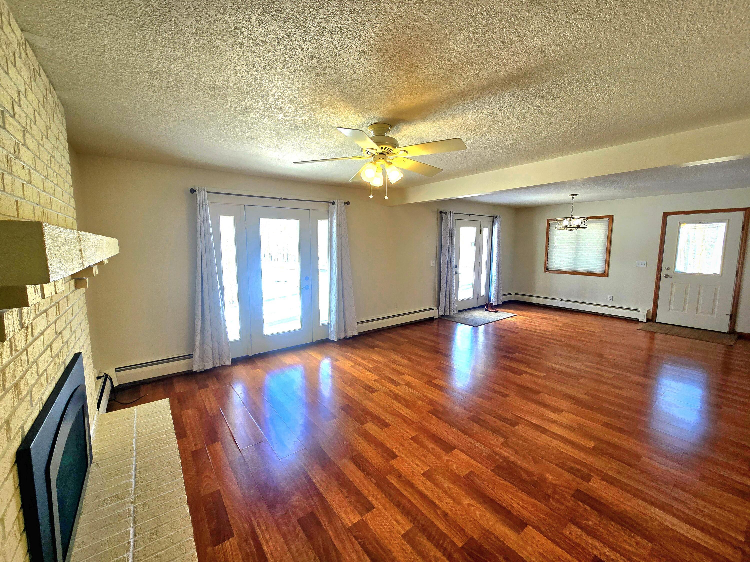 Image 4: Spacious, inviting living room