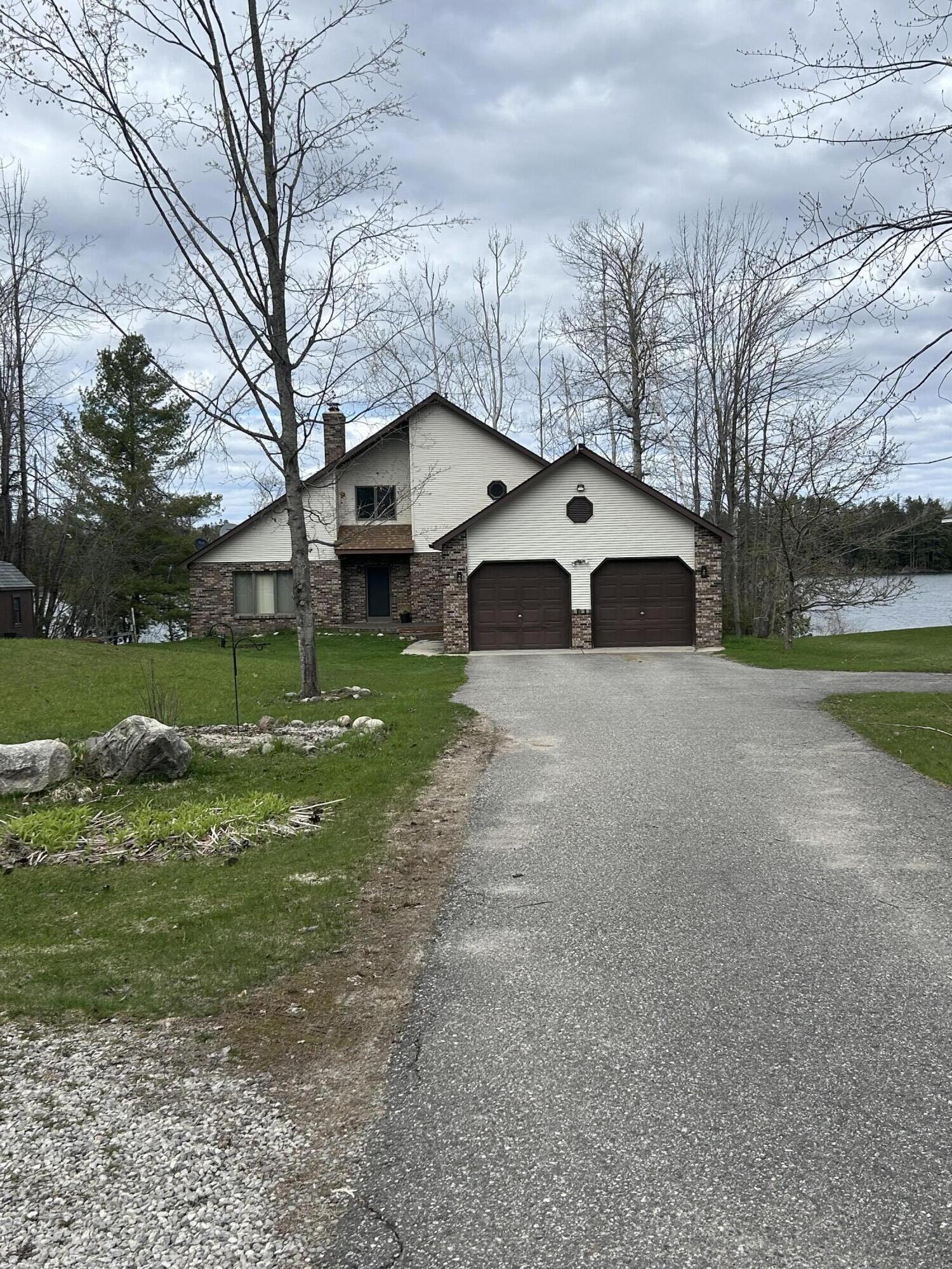 Image 1: Lakefront Living
