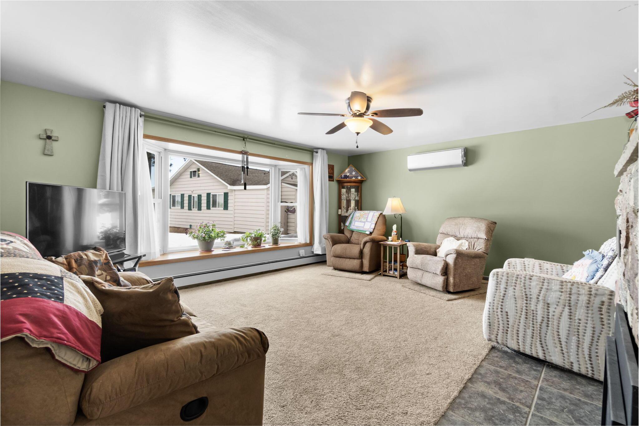 Image 4: Living Room