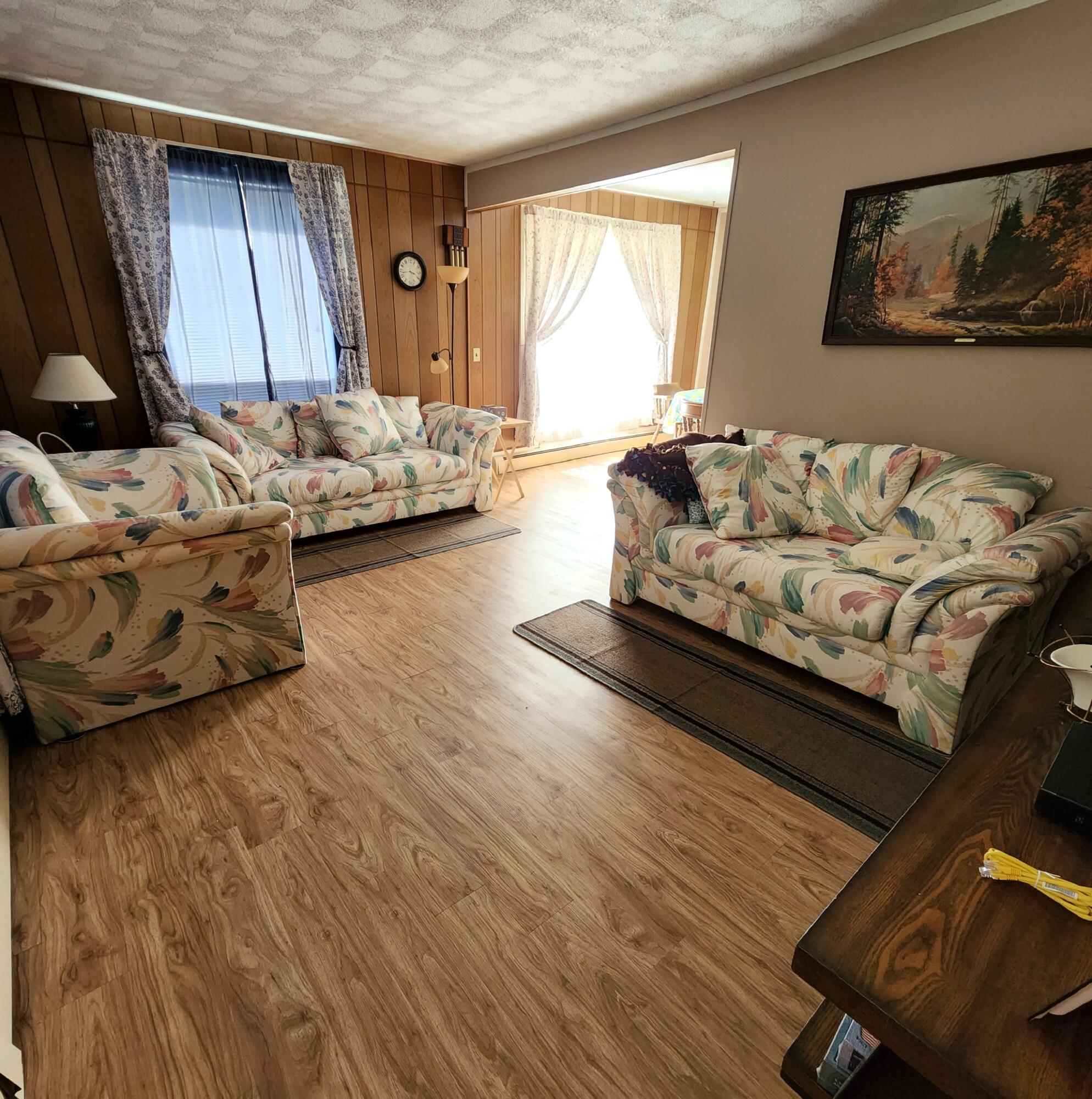 Image 3: Living Room