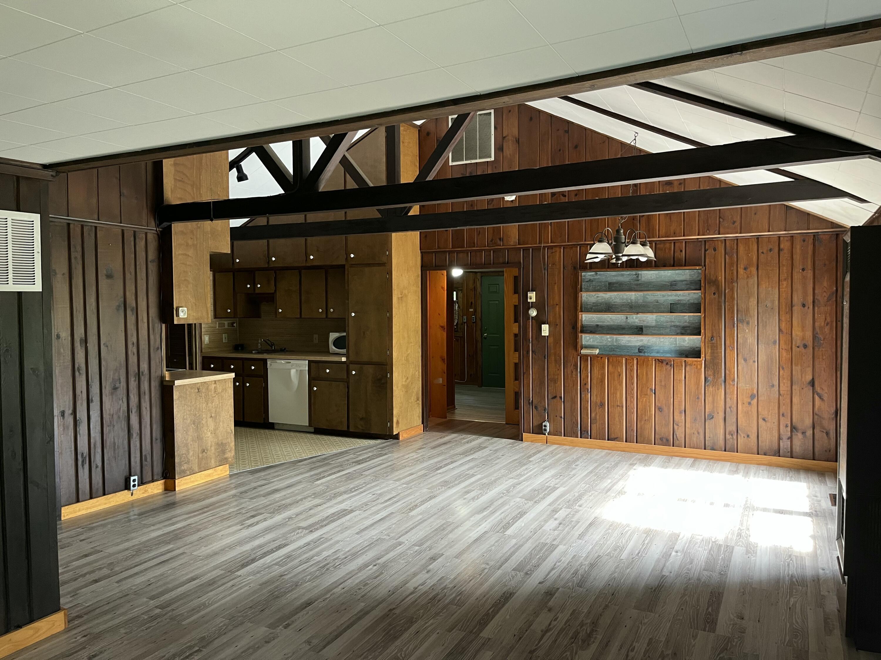 Image 4: Dining area