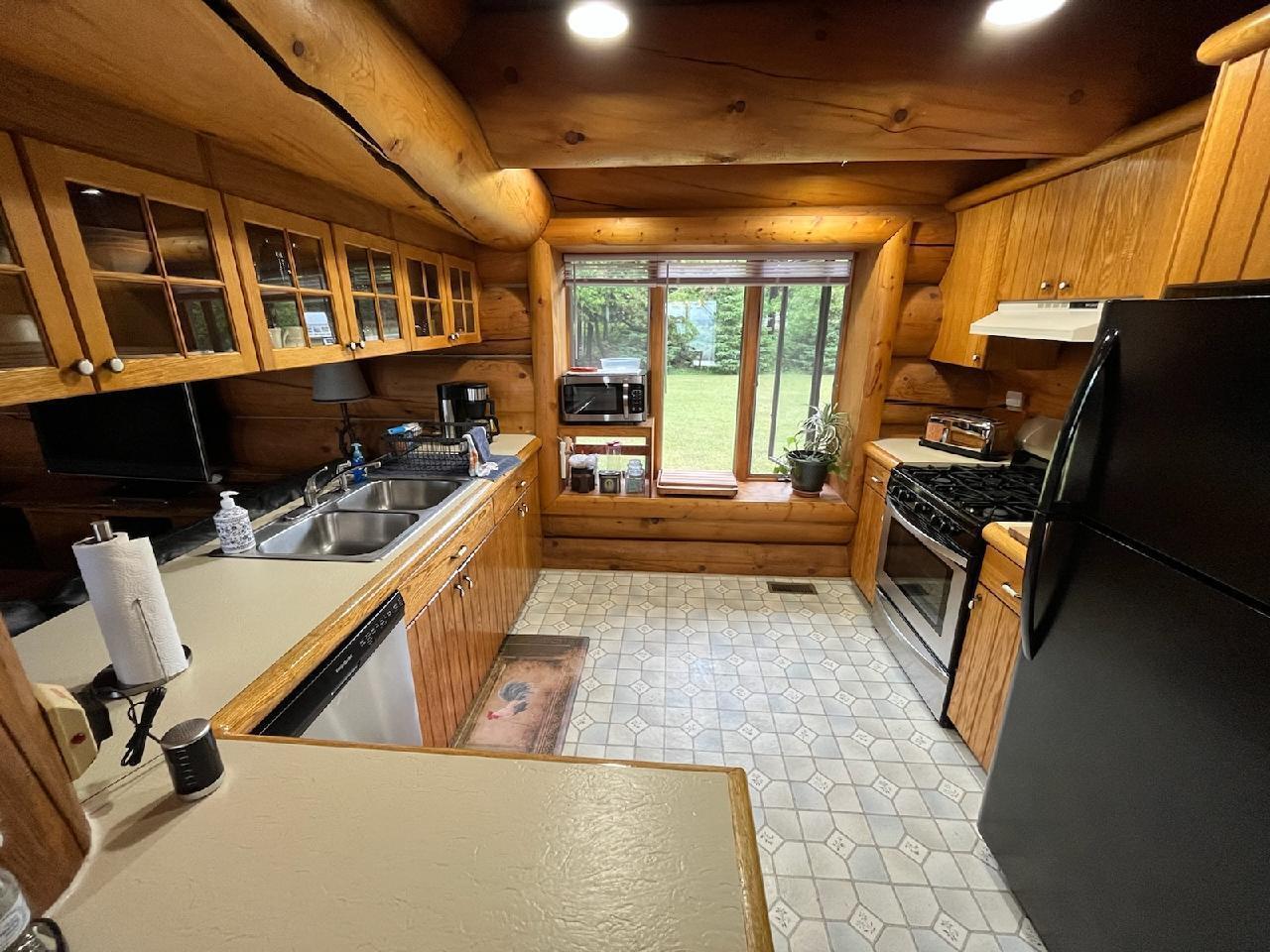 Image 4: Kitchen
