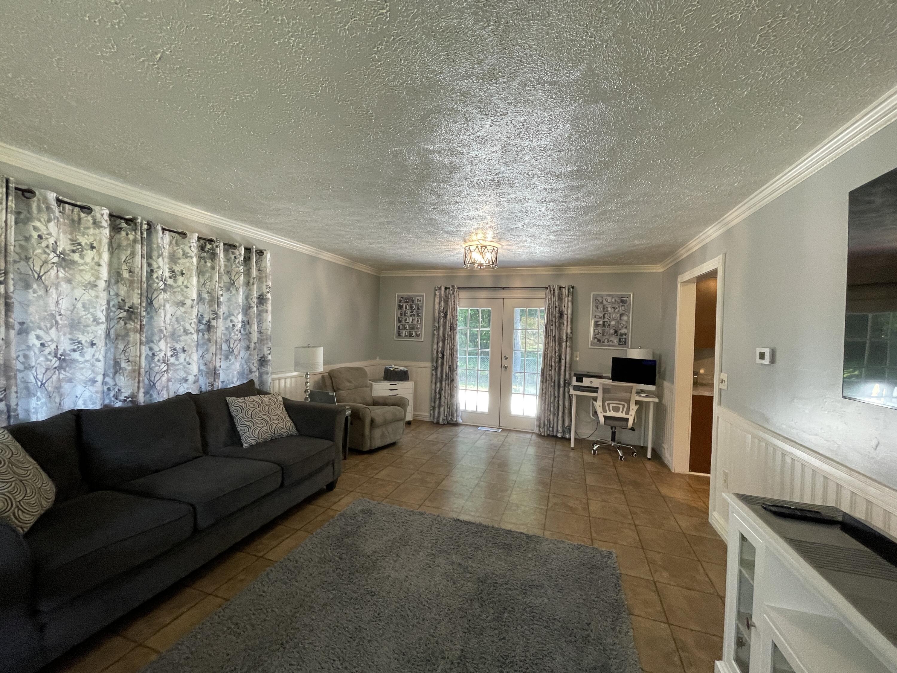 Image 3: Living Room