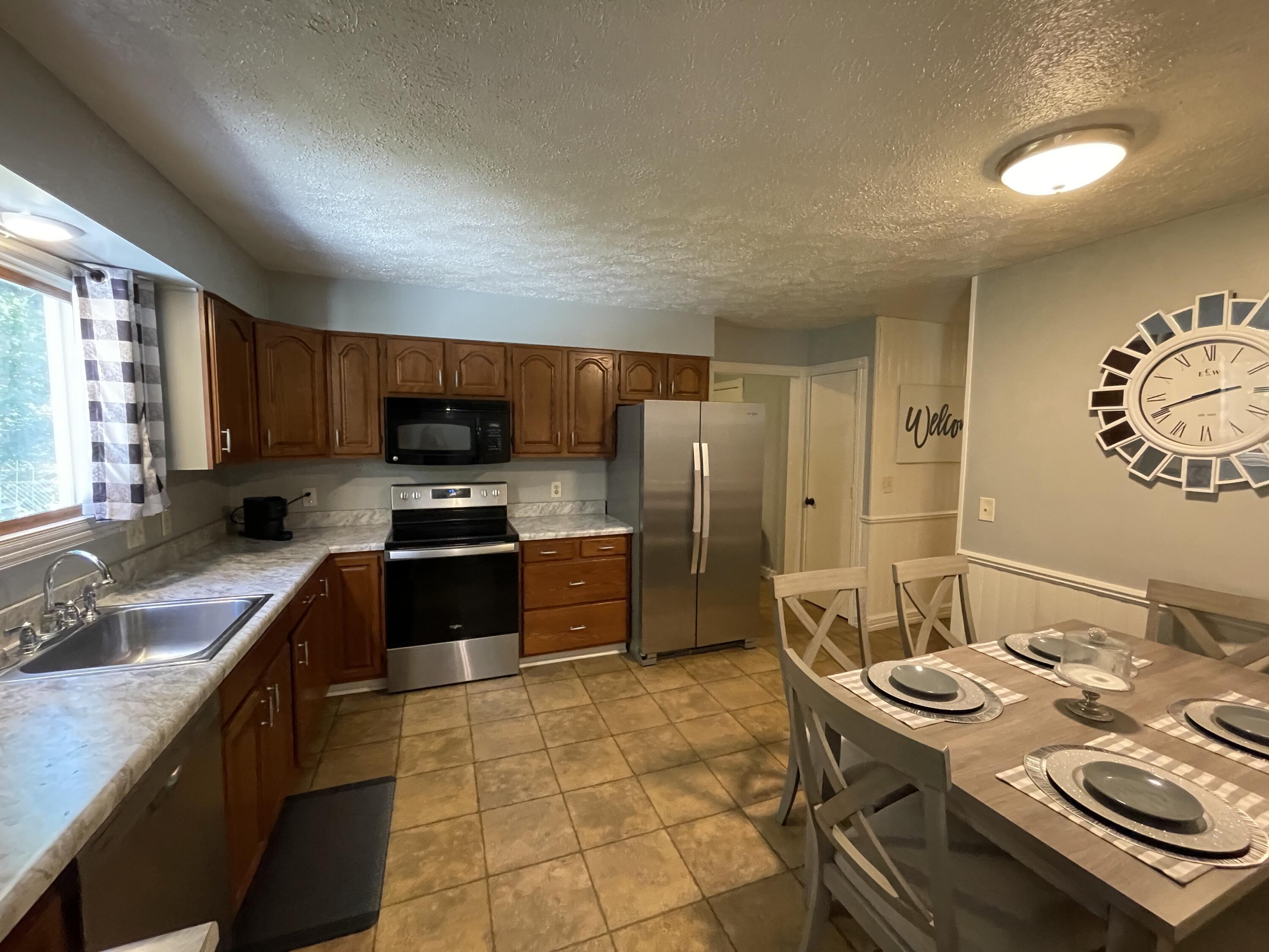 Image 4: Kitchen/Dining Room