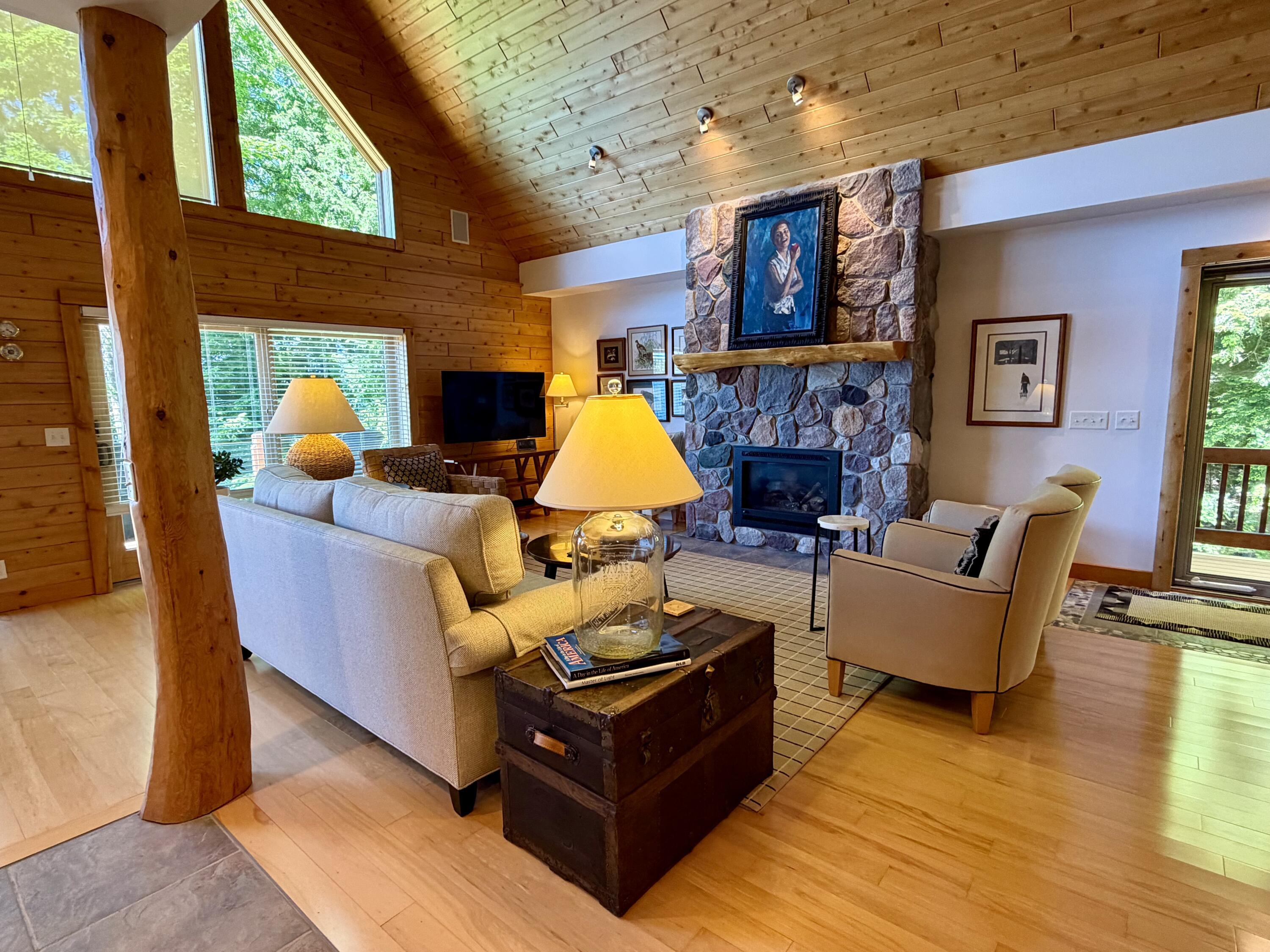 Image 4: Living Room