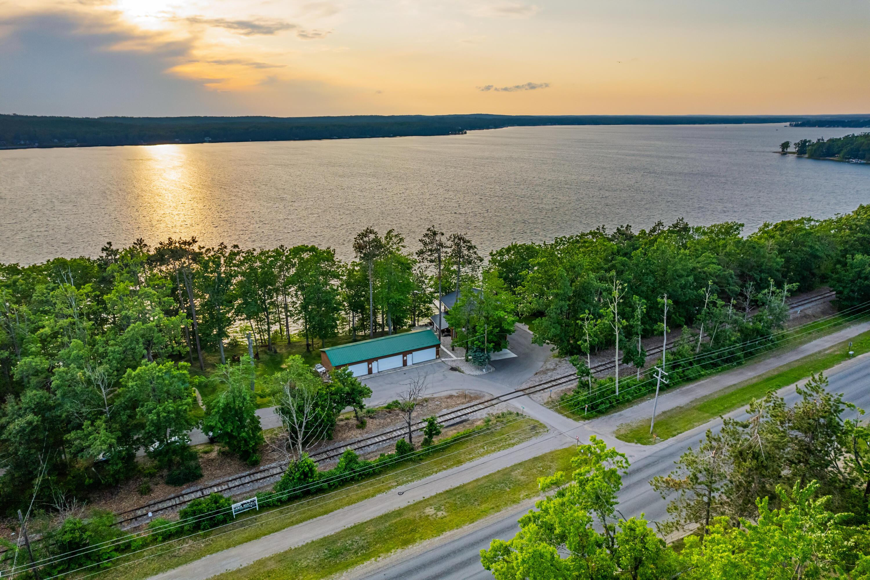 Image 2: Enjoy LIfe on the Lake