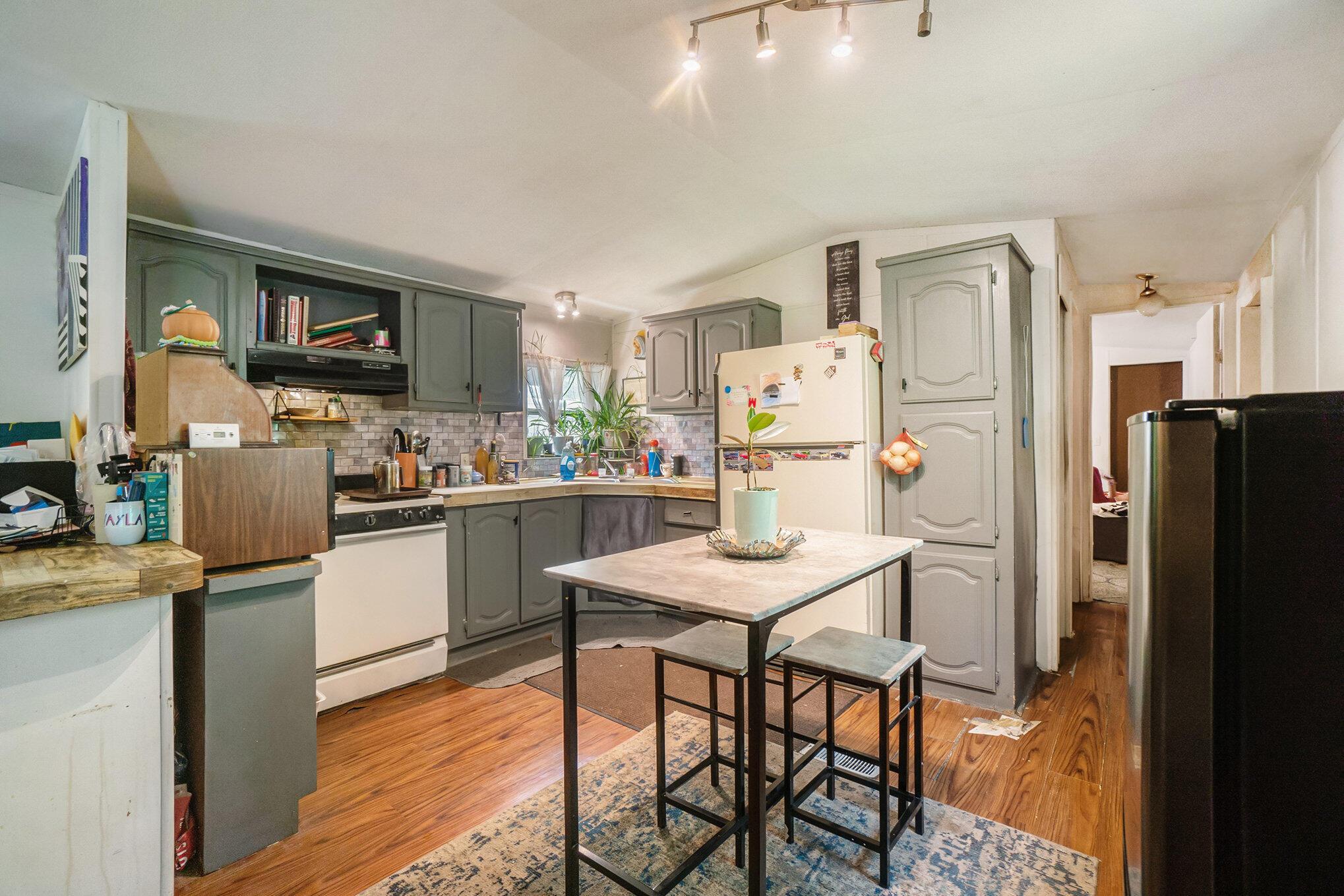 Image 3: Kitchen