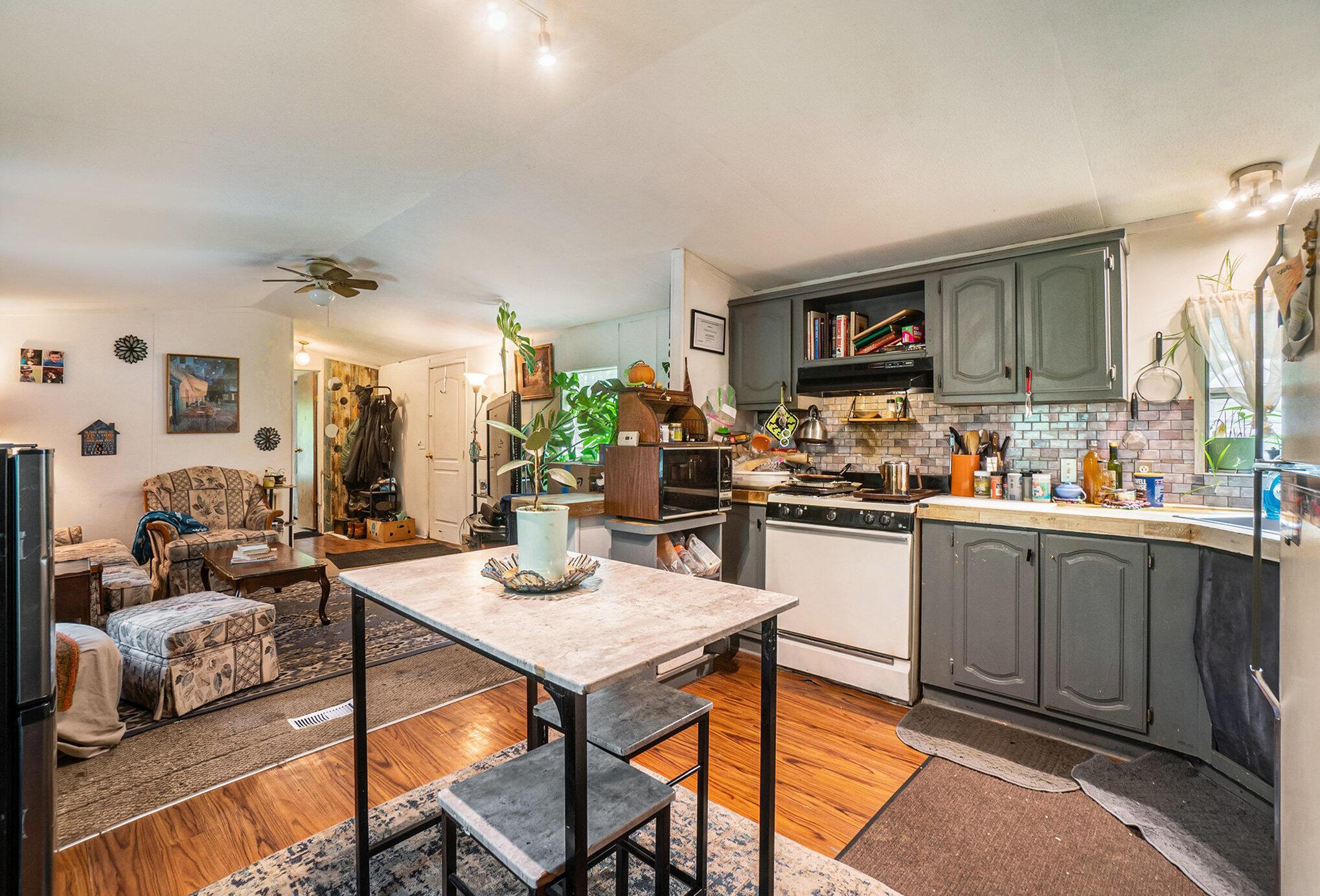 Image 4: Kitchen