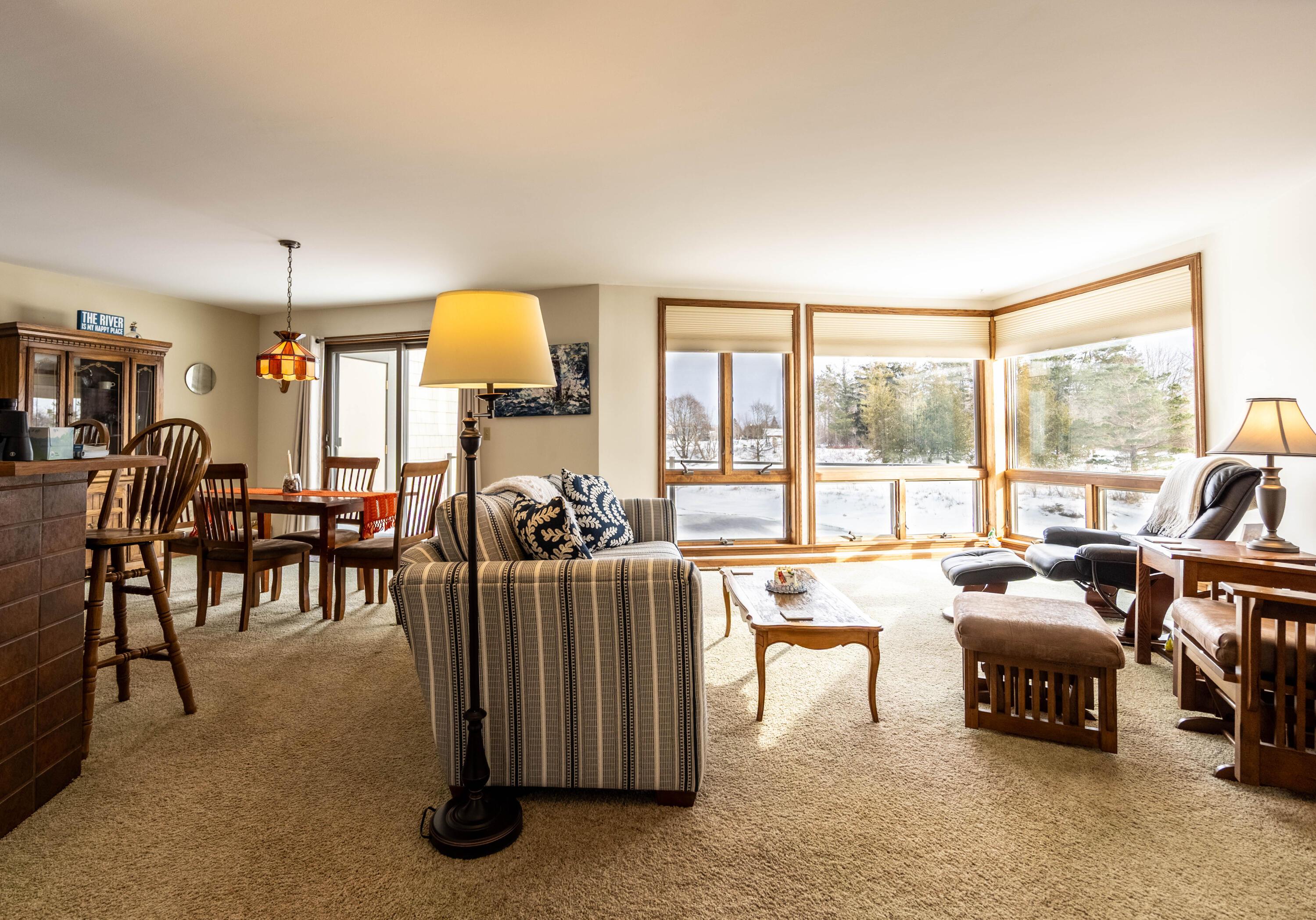 Image 4: Living Room