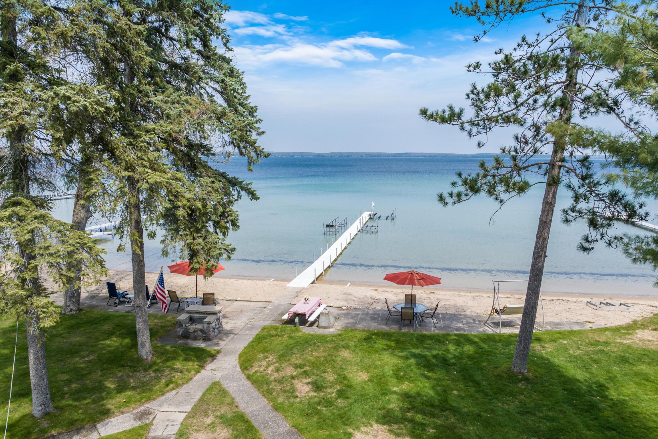 Image 3: Higgins Lakefront