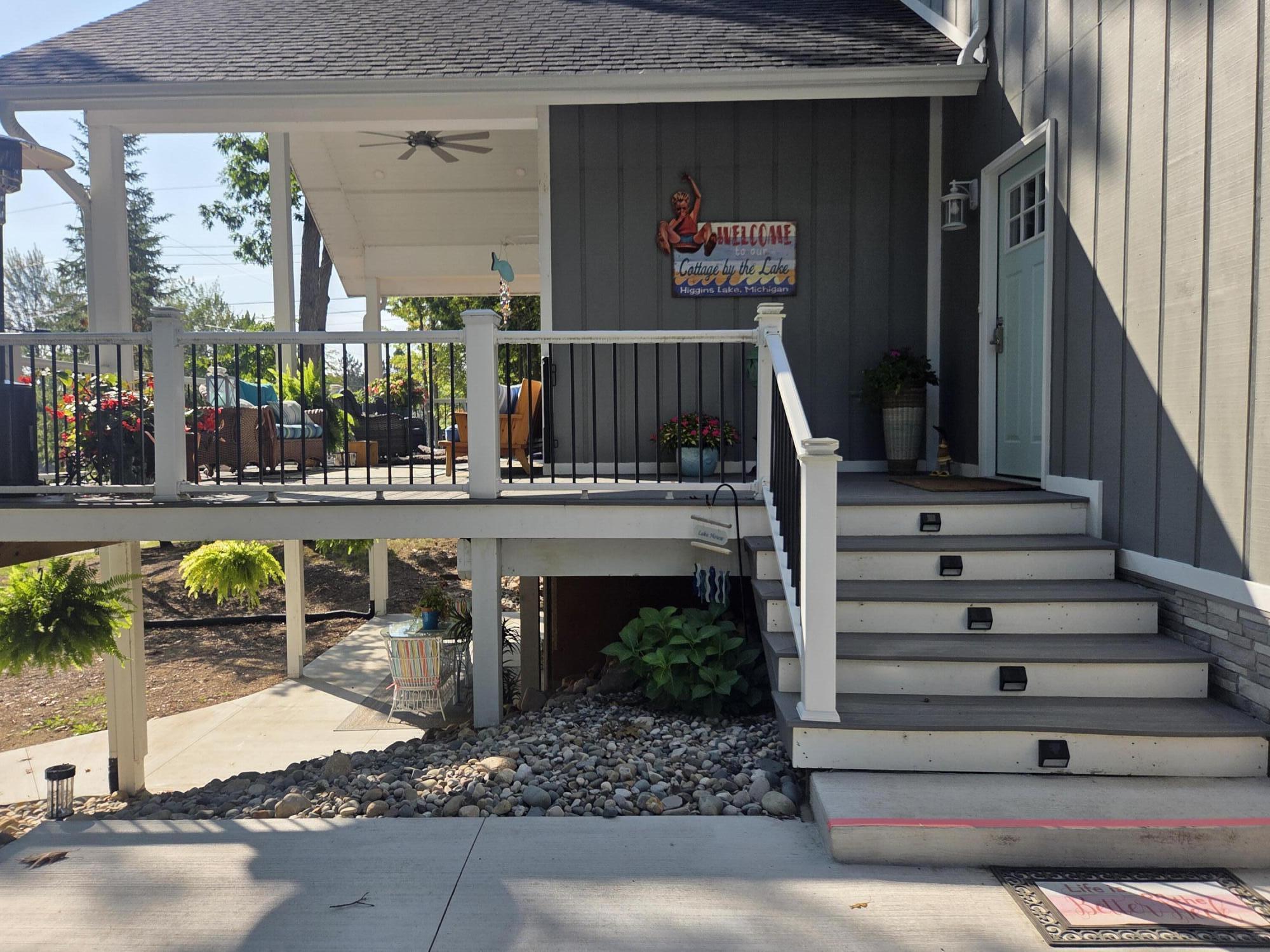 Image 2: Exterior - Deck