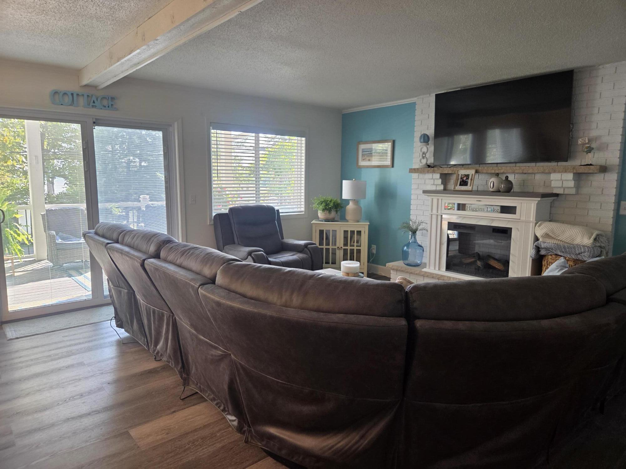 Image 4: Living Room