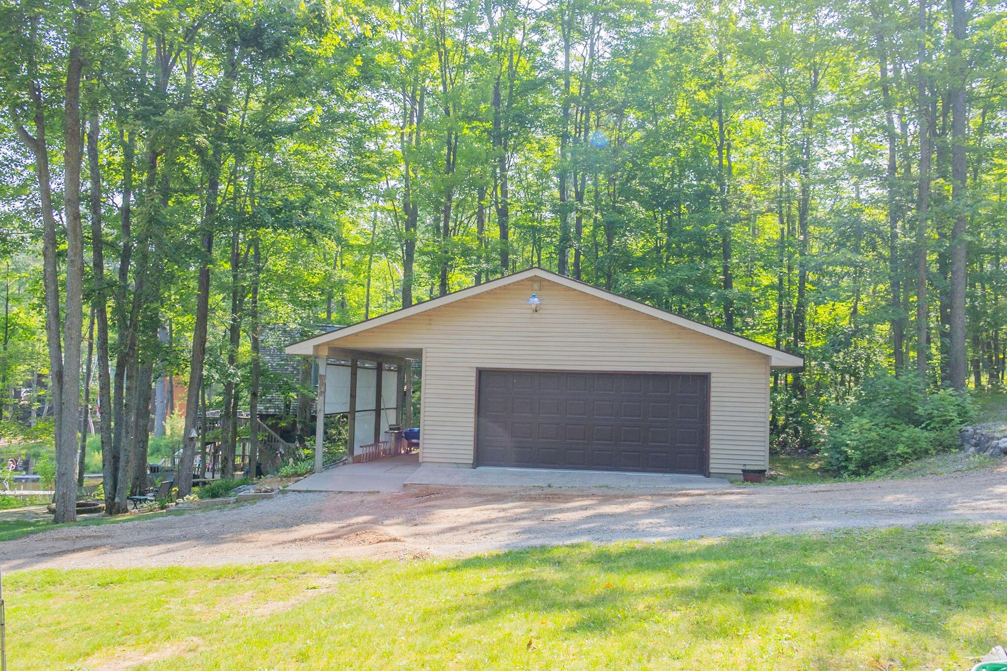 Image 4: Garage