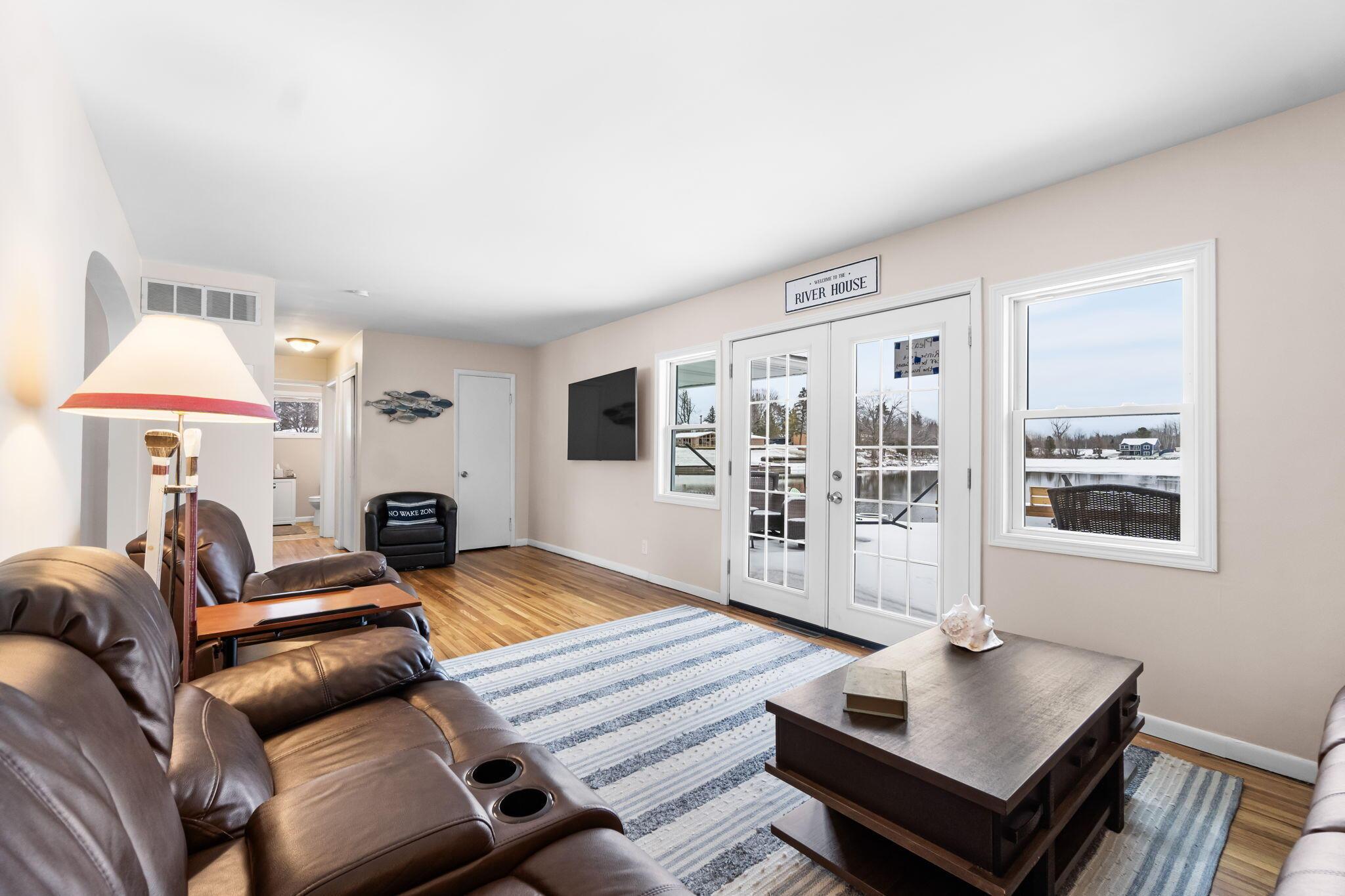 Image 3: Living room