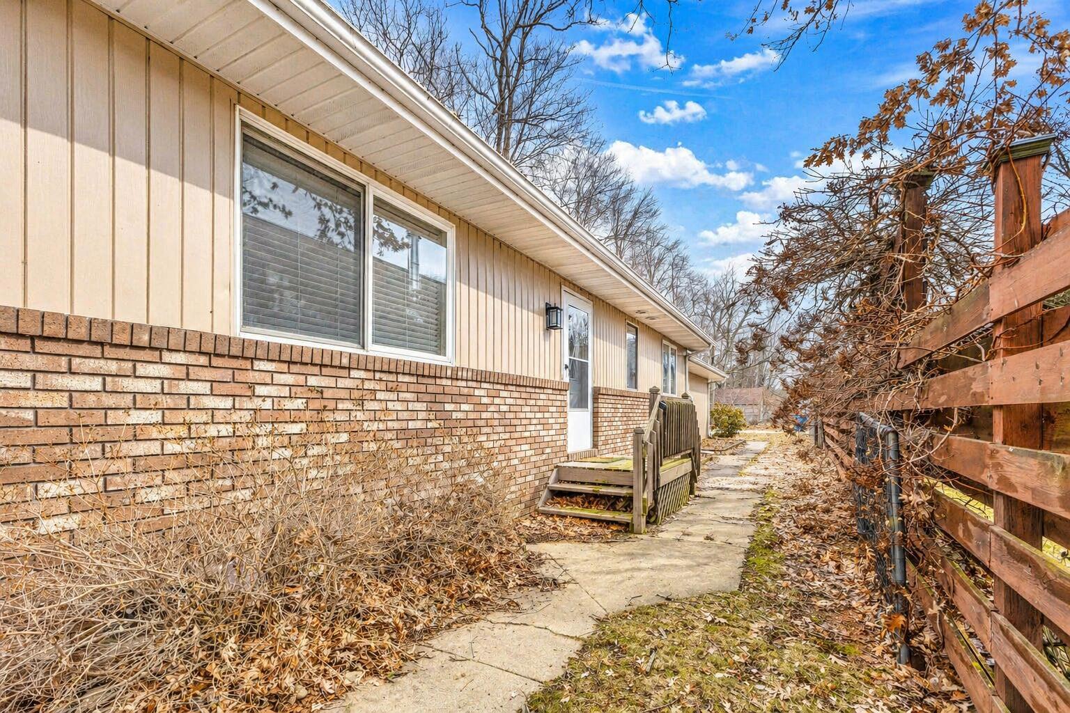 Image 4: side yard 108