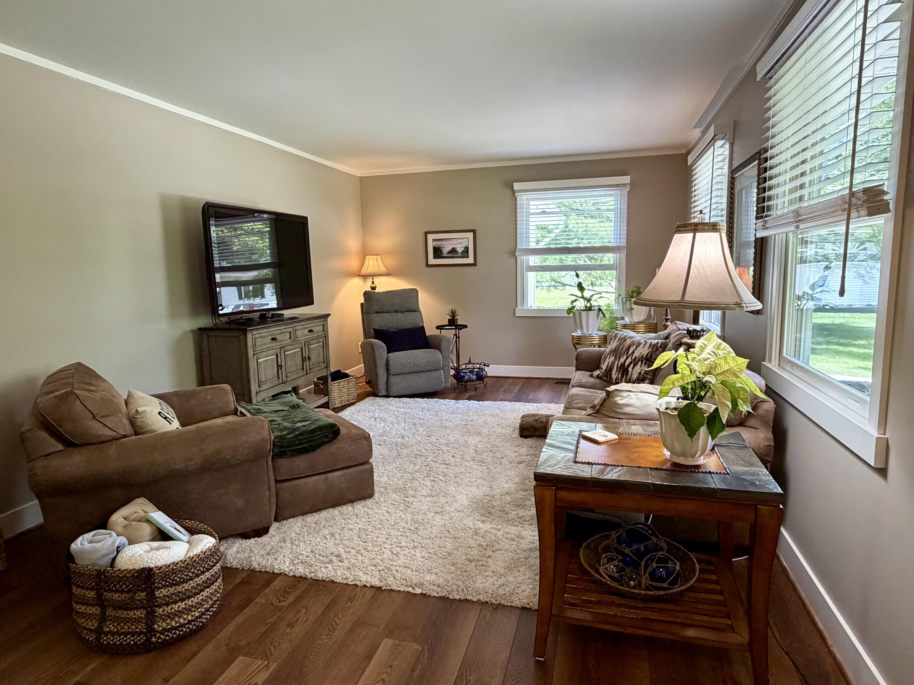 Image 2: Living Room