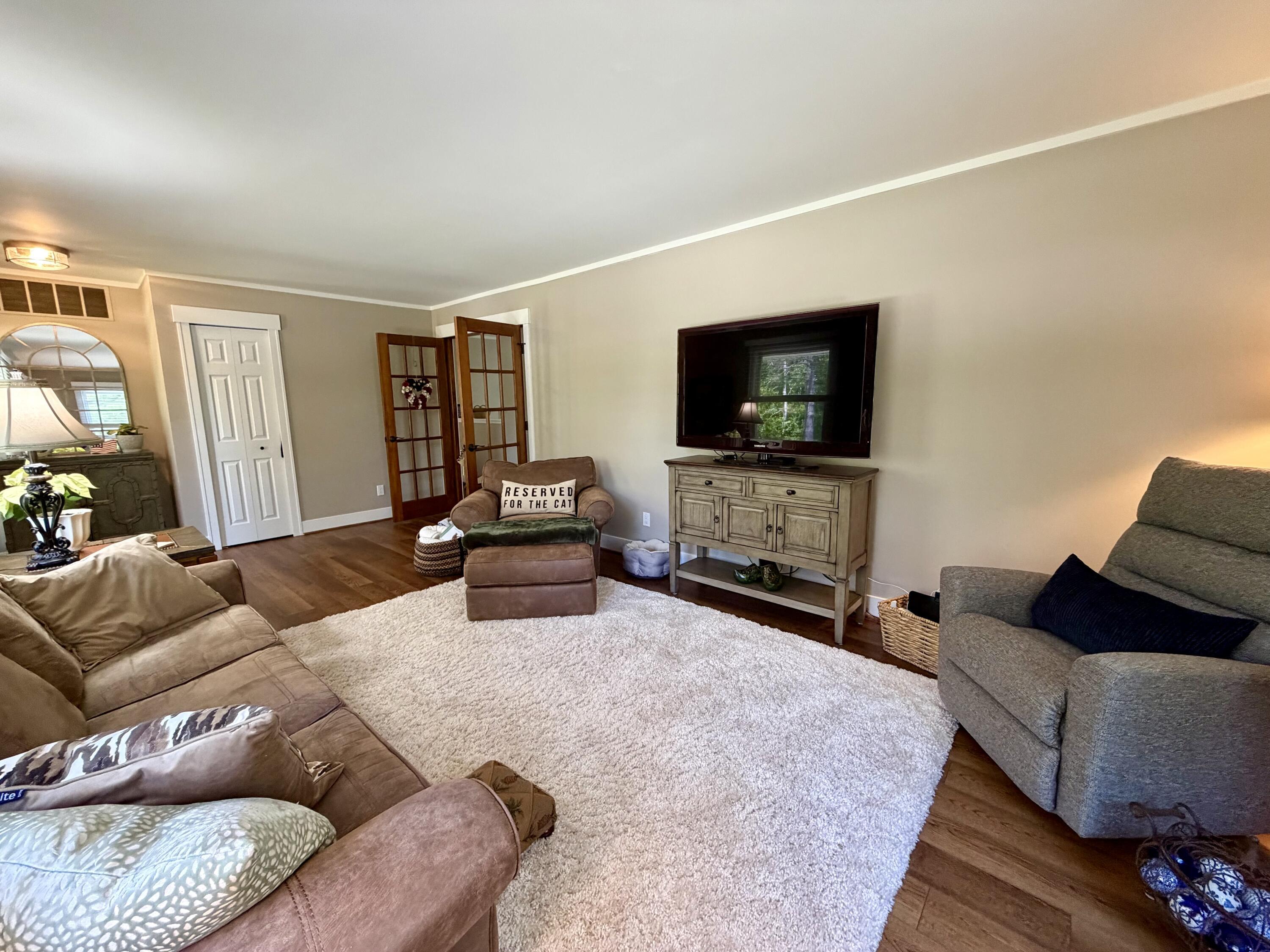 Image 4: Living Room