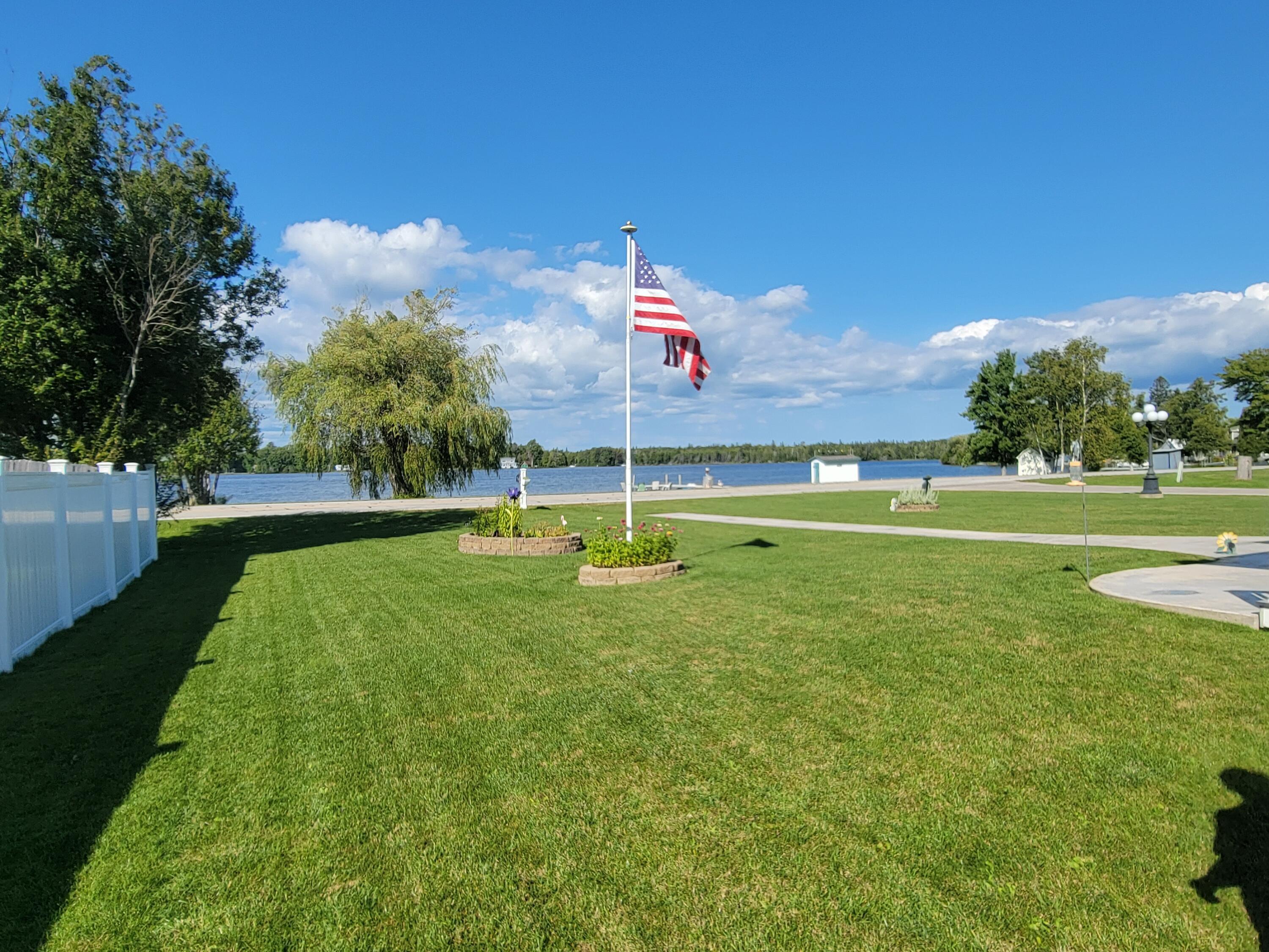 Image 4: Front yard