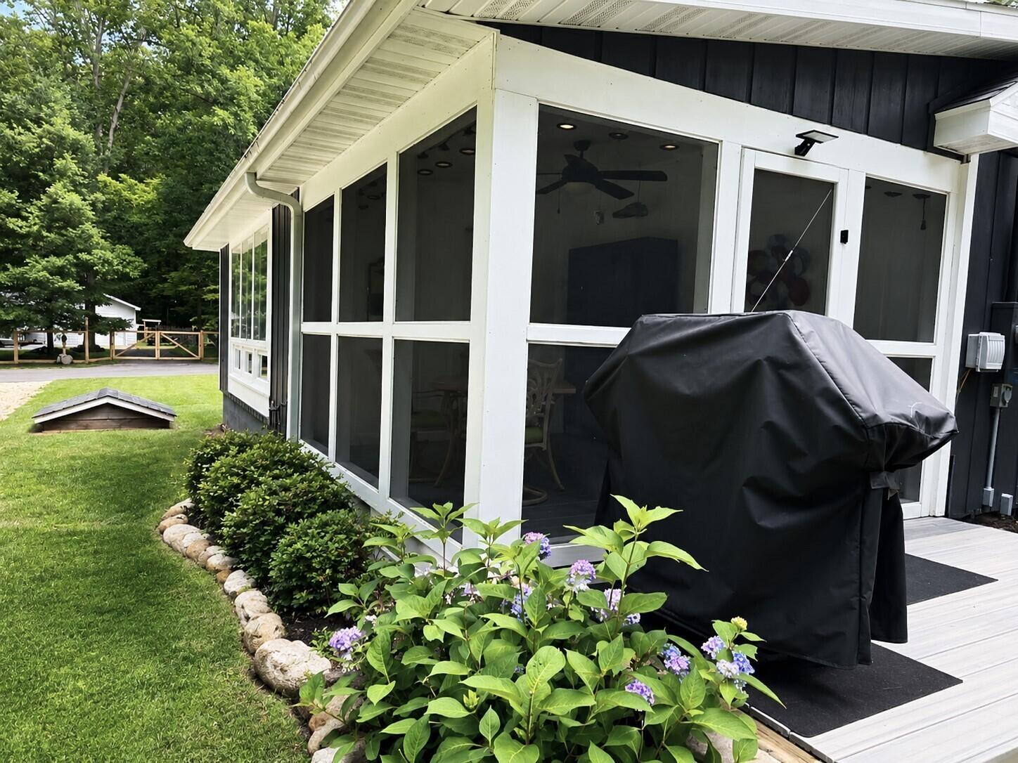 Image 3: Outside view of 3 seasons porch