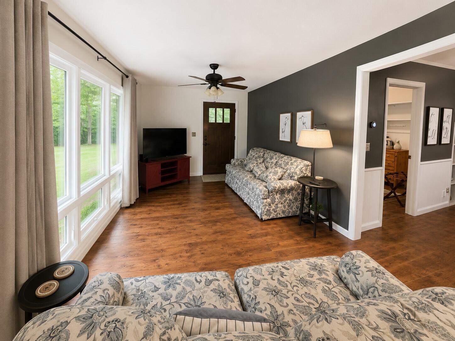 Image 4: Living Room 2