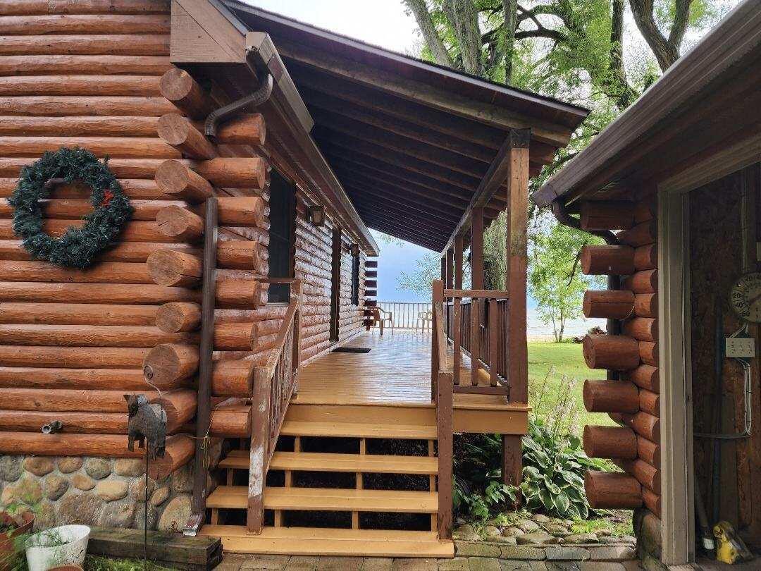 Image 4: Freshly painted deck!