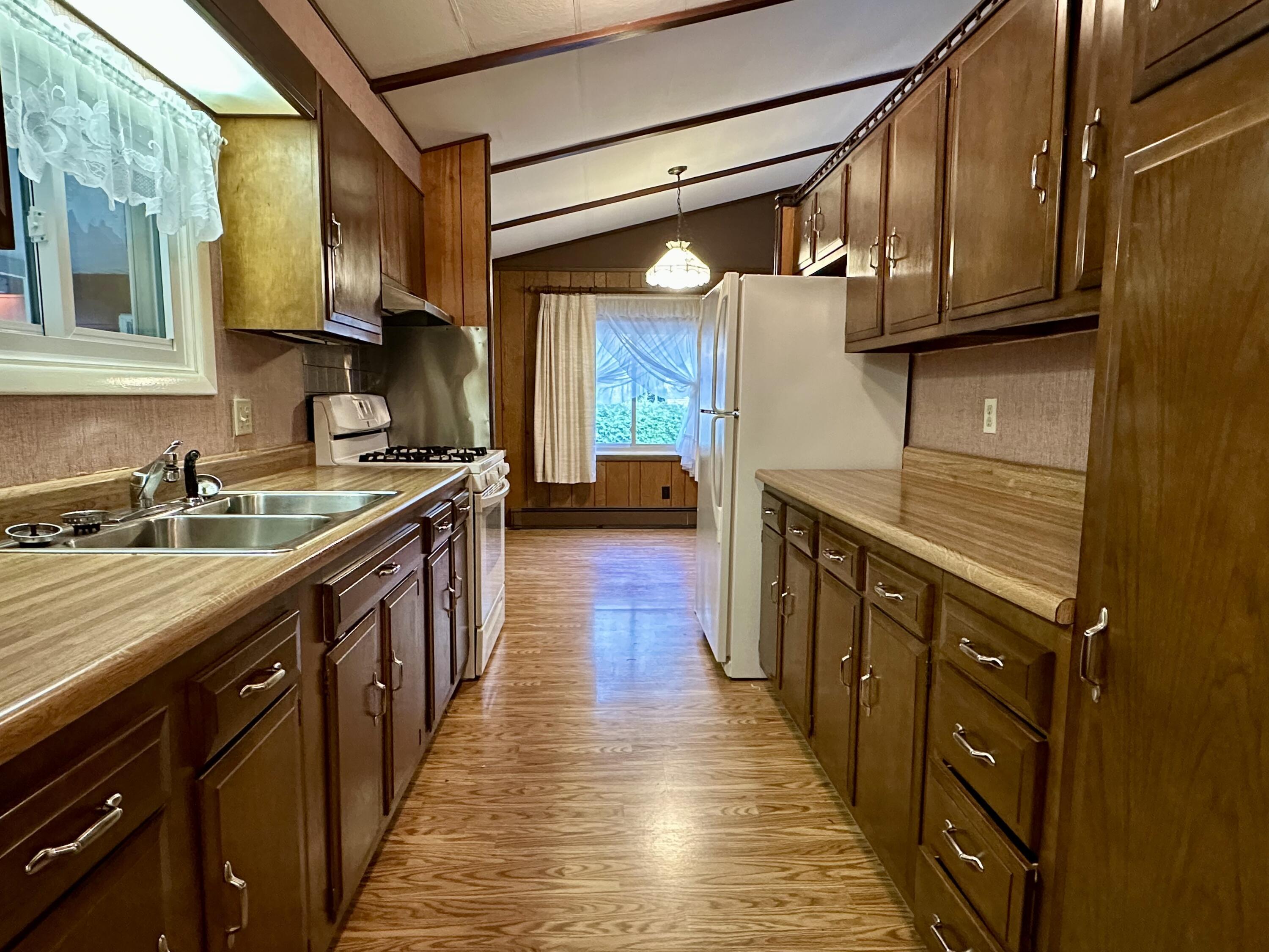 Image 4: Kitchen