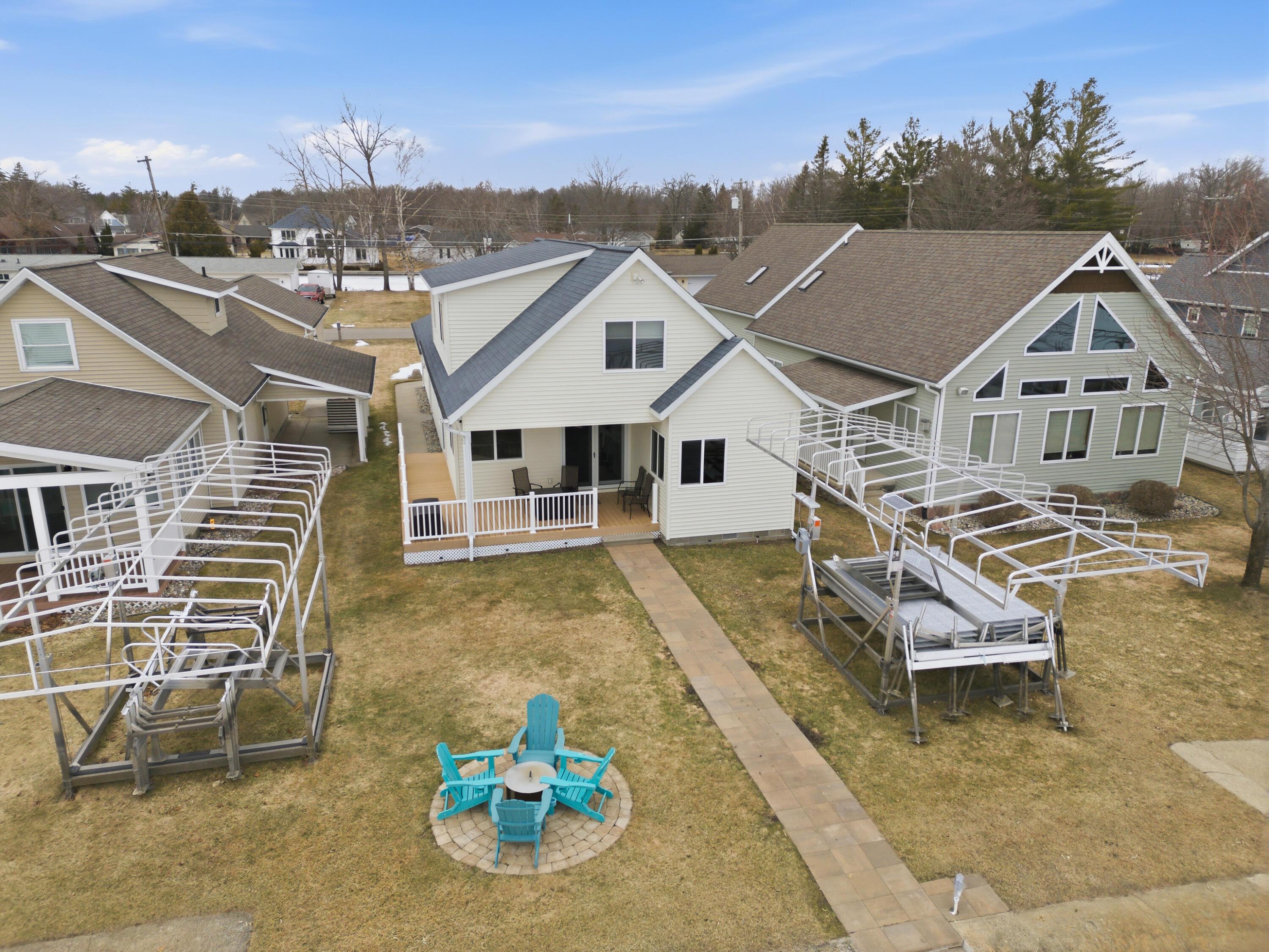 Image 3: Exterior - Lakeside