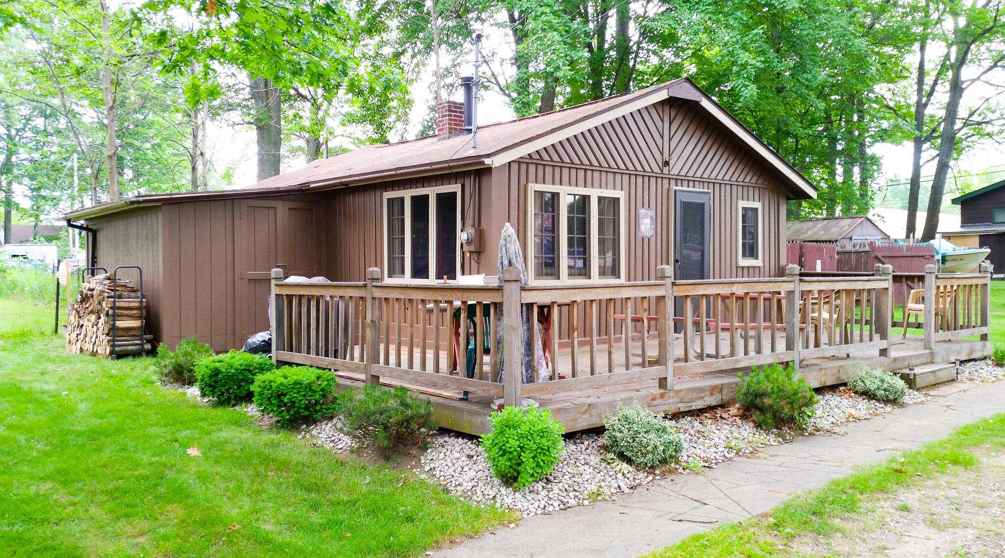 Image 2: cabin front marv