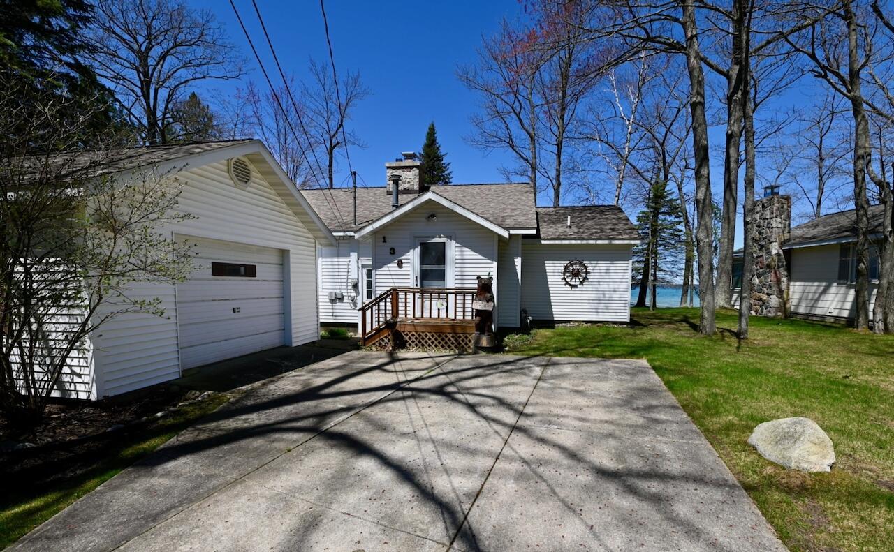 Image 3: Exterior from Driveway