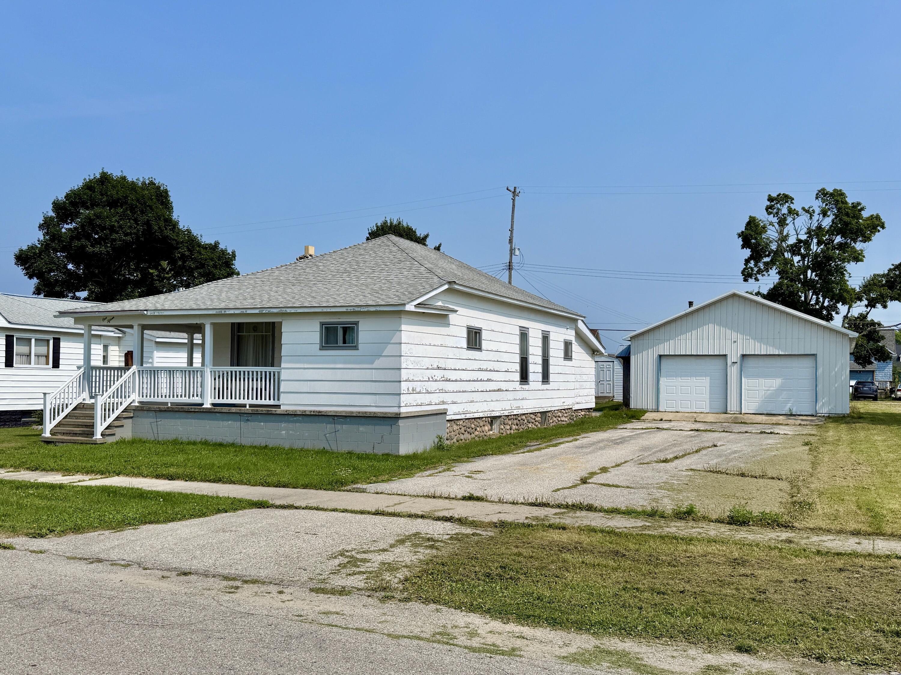 Image 1: 115 S D with Polebarn