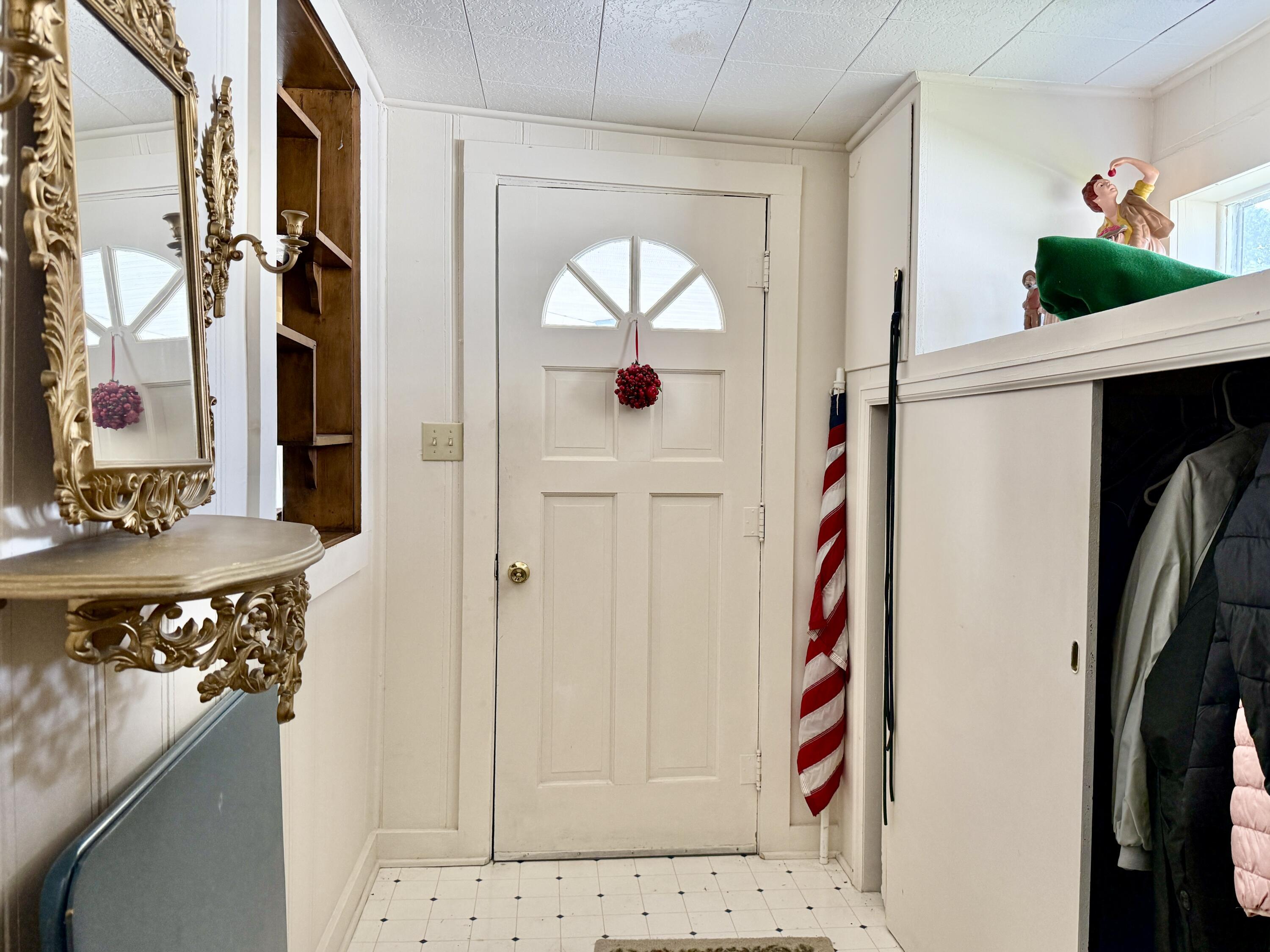 Image 3: foyer door