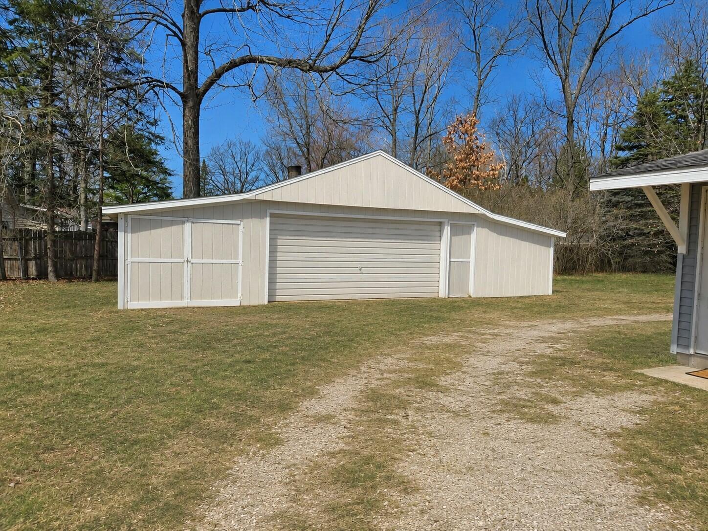 Image 4: Garage